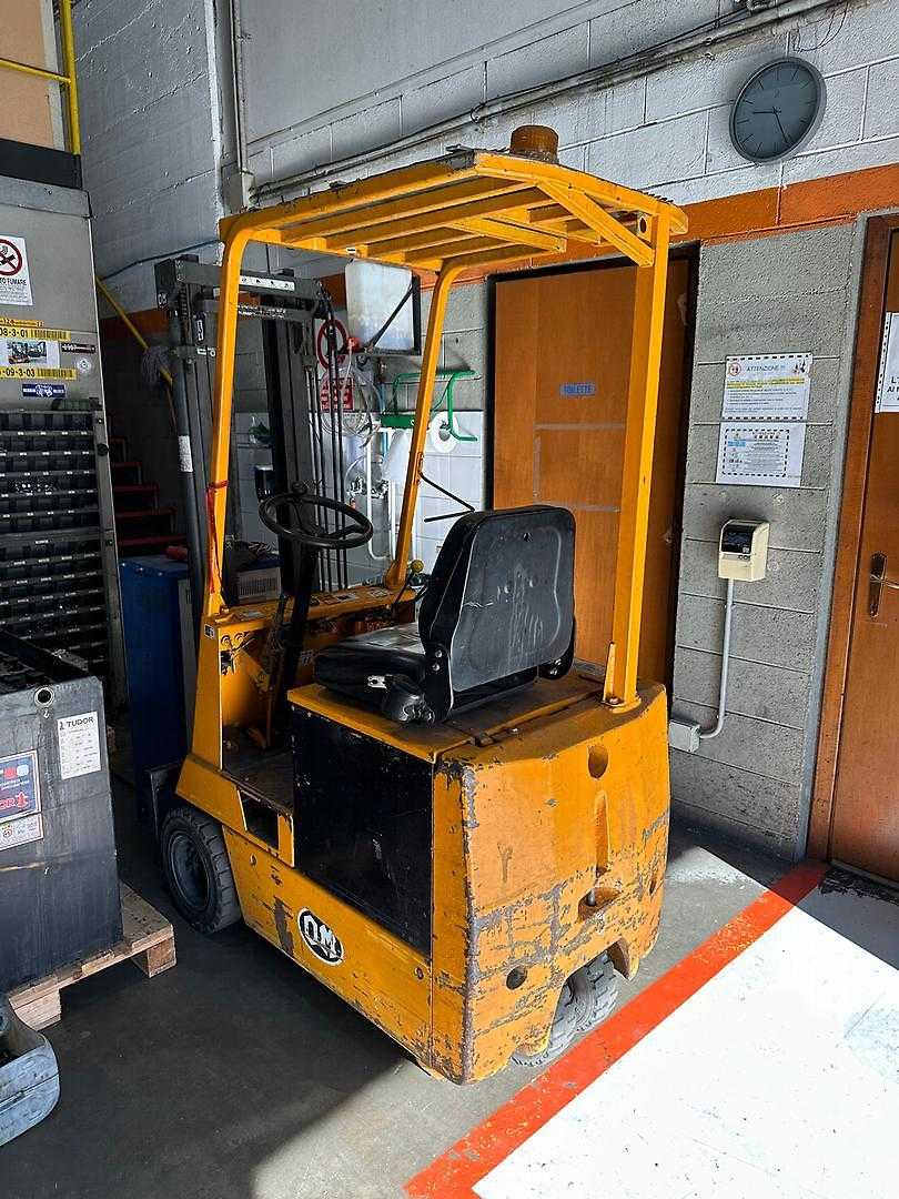 Used Forklift OM E10 N 3 ratų šakinis krautuvas (Image 1) Used Forklift OM E10 N 3 ratų šakinis krautuvas (Image 1)