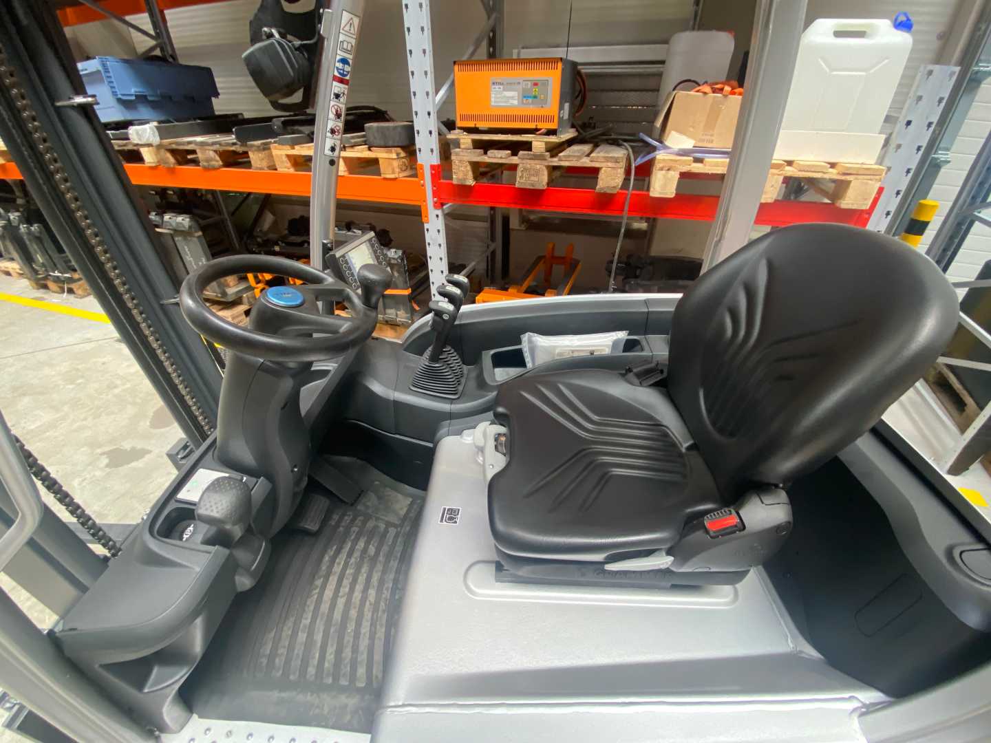 Used Forklift STILL RX20-14C 3 ratų šakinis krautuvas (Image 5) Used Forklift STILL RX20-14C 3 ratų šakinis krautuvas (Image 5)
