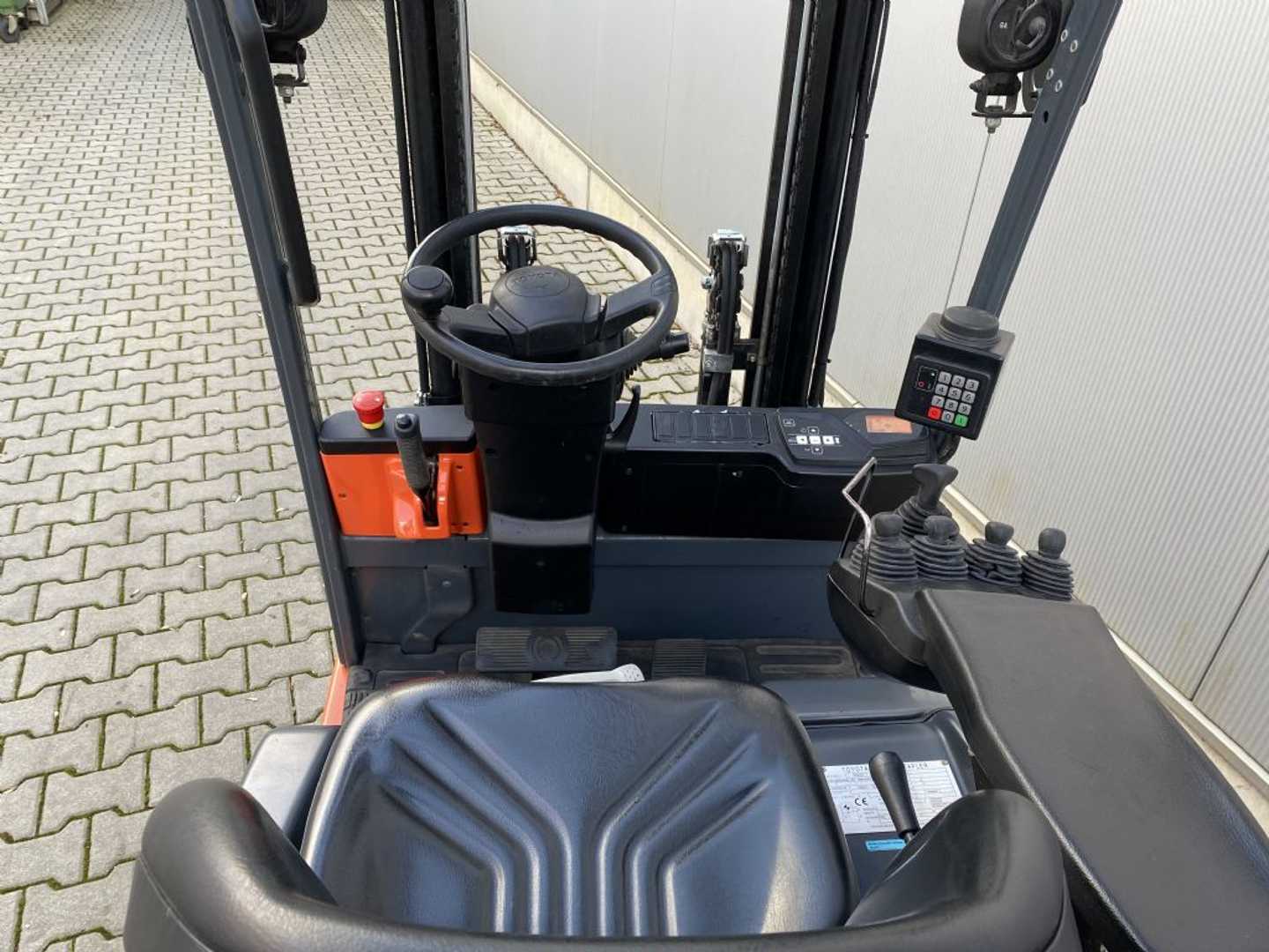 Used Forklift Toyota 7FBEST15 3 ratų šakinis krautuvas (Image 4) Used Forklift Toyota 7FBEST15 3 ratų šakinis krautuvas (Image 4)