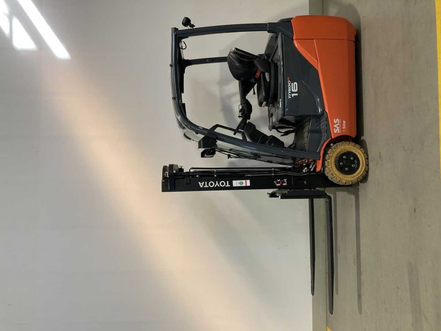 Used Forklift Toyota 8FBE16T 3 ratų šakinis krautuvas (Image 1)