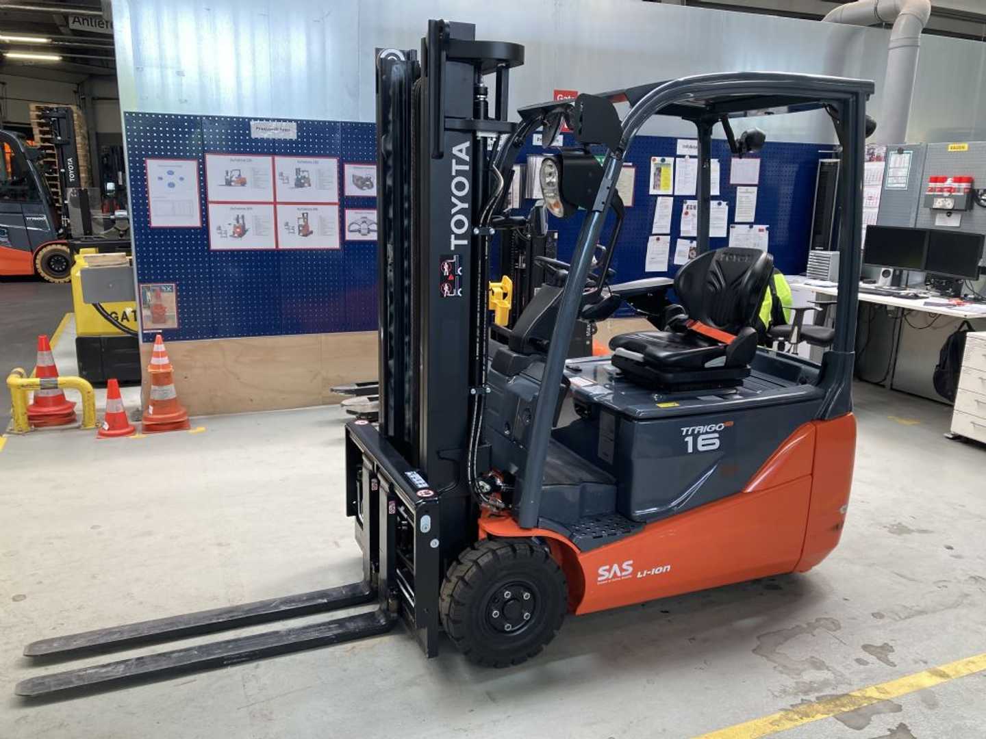 Used Forklift Toyota 8FBE16T 3 ratų šakinis krautuvas (Image 1)