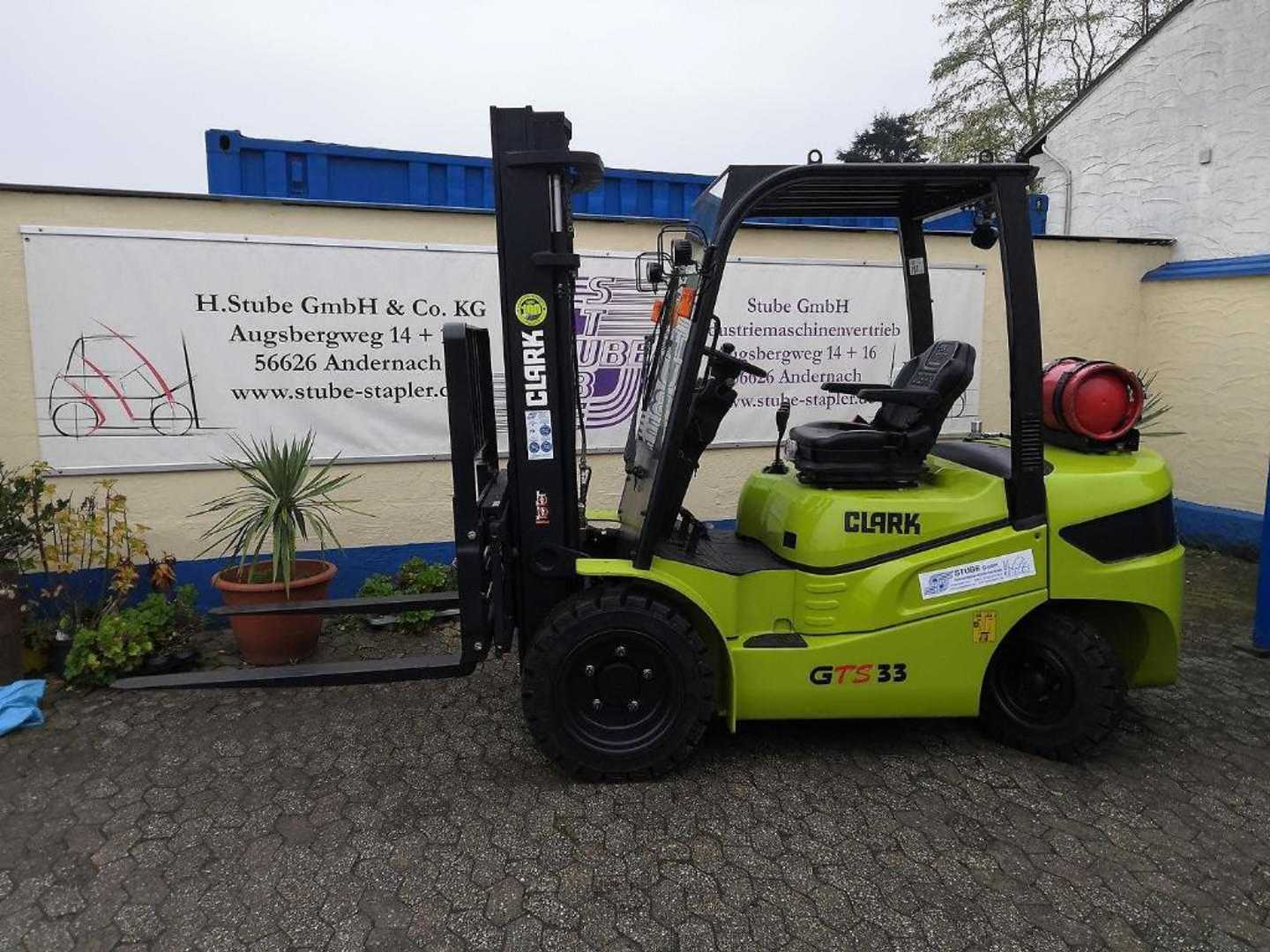 Used Forklift Clark GTS33L 4 ratų šakinis krautuvas (Image 1) Used Forklift Clark GTS33L 4 ratų šakinis krautuvas (Image 1)