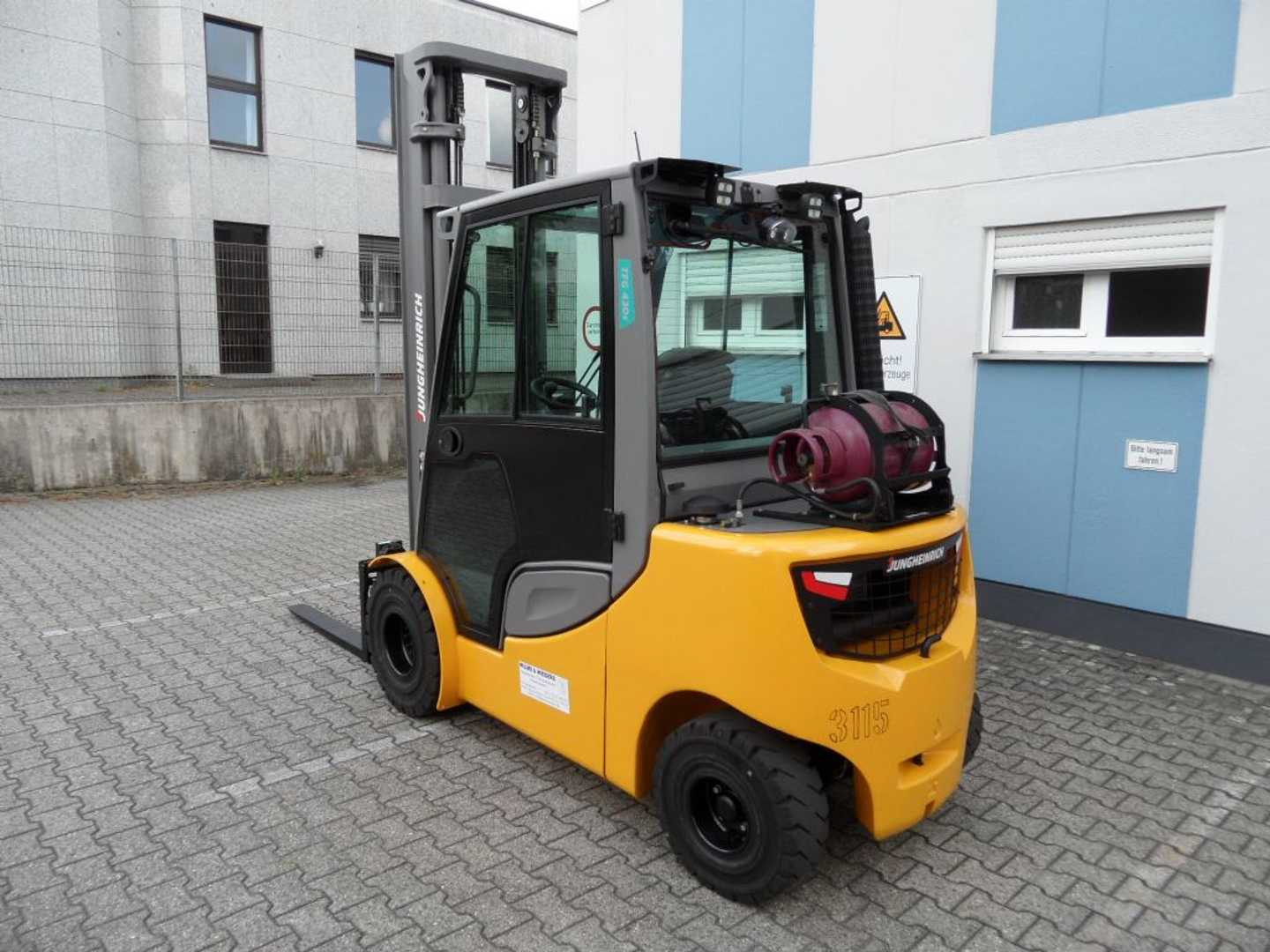 Used Forklift Jungheinrich TFG 430s - Kabine mit Heizung - 4. Funktion 4 ratų šakinis krautuvas (Image 3) Used Forklift Jungheinrich TFG 430s - Kabine mit Heizung - 4. Funktion 4 ratų šakinis krautuvas (Image 3)