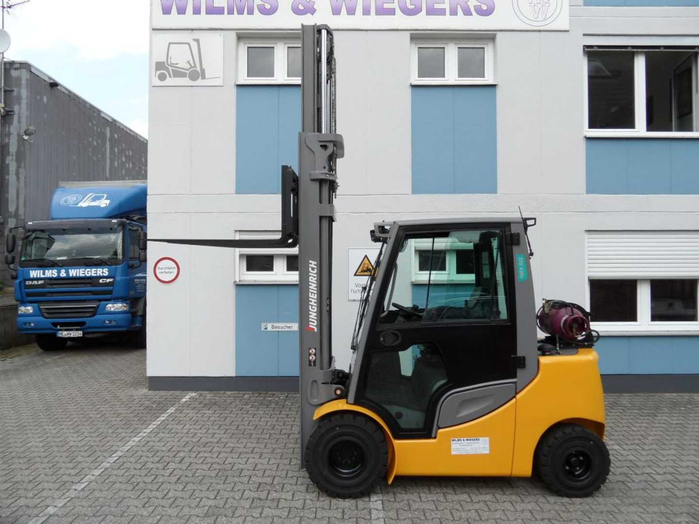 Used Forklift Jungheinrich TFG 430s - Kabine mit Heizung - 4. Funktion 4 ratų šakinis krautuvas (Image 4) Used Forklift Jungheinrich TFG 430s - Kabine mit Heizung - 4. Funktion 4 ratų šakinis krautuvas (Image 4)