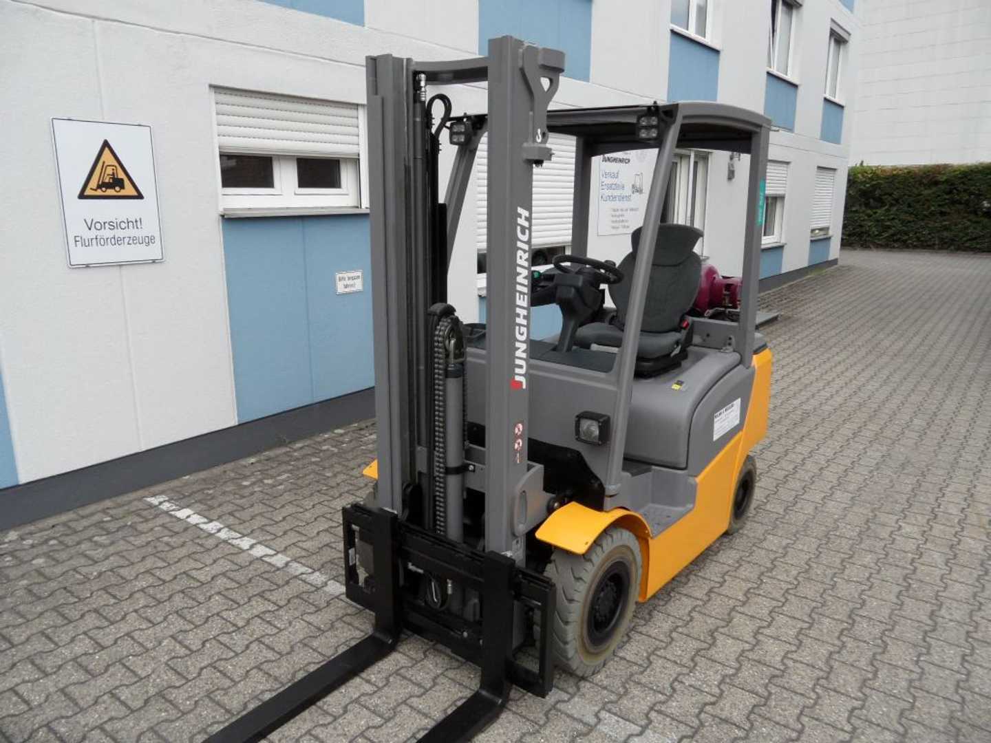 Used Forklift Jungheinrich TFG 320 - Freihub - weiße Reifen 4 ratų šakinis krautuvas (Image 2) Used Forklift Jungheinrich TFG 320 - Freihub - weiße Reifen 4 ratų šakinis krautuvas (Image 2)
