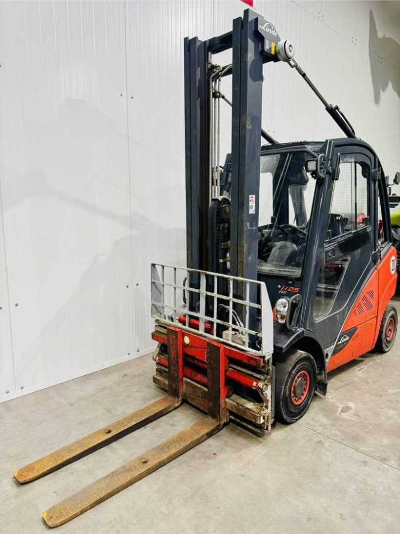Used Forklift Linde H 25 T-02 EVO Triplex Kabine STVO ZVG 4 ratų šakinis krautuvas (Image 1) Used Forklift Linde H 25 T-02 EVO Triplex Kabine STVO ZVG 4 ratų šakinis krautuvas (Image 1)