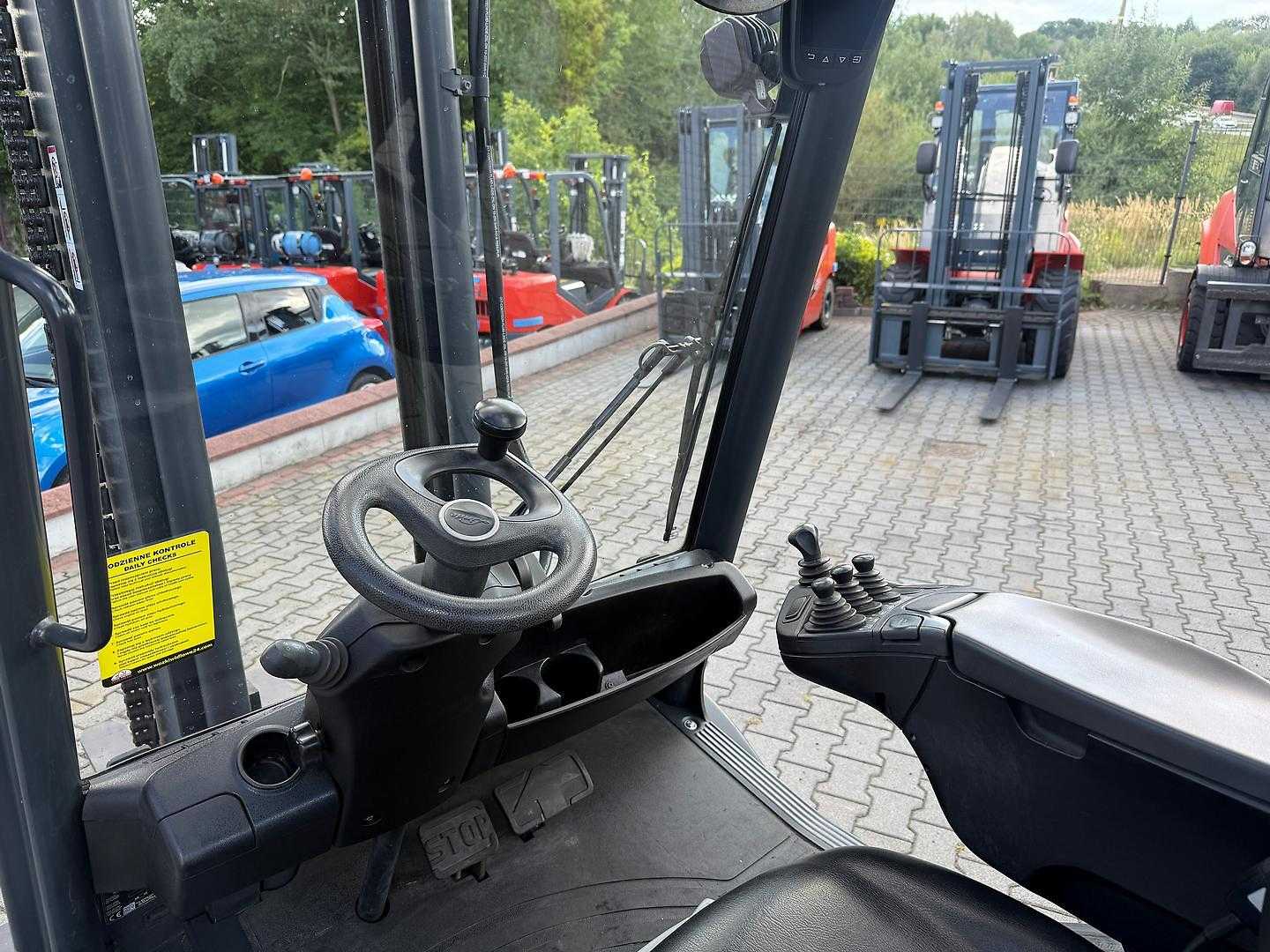 Used Forklift Linde H30T-02 Side shift 4 ratų šakinis krautuvas (Image 9) Used Forklift Linde H30T-02 Side shift 4 ratų šakinis krautuvas (Image 9)