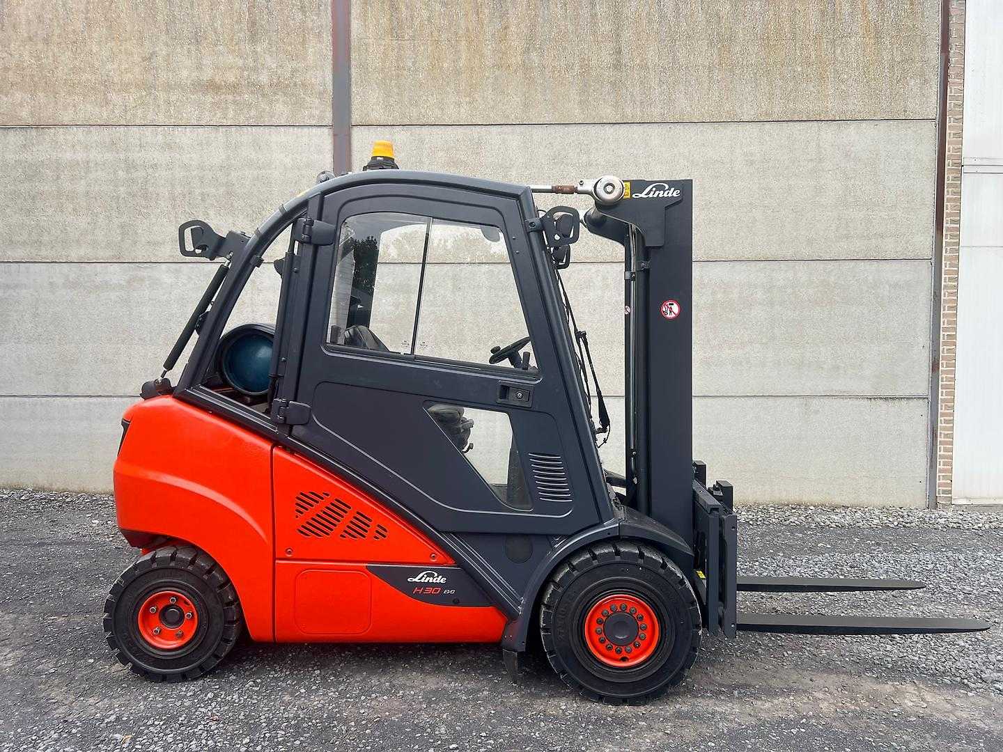 Used Forklift Linde H30T-02 EVO 4 ratų šakinis krautuvas (Image 2) Used Forklift Linde H30T-02 EVO 4 ratų šakinis krautuvas (Image 2)