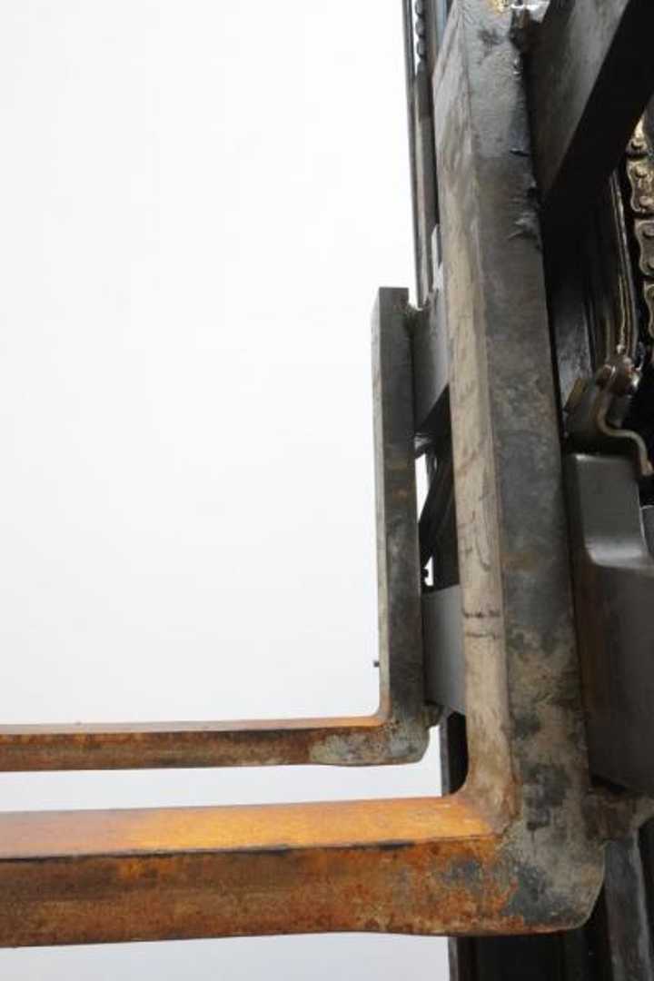 Used Forklift Linde H 35 T EVO 393-02 4 ratų šakinis krautuvas (Image 5) Used Forklift Linde H 35 T EVO 393-02 4 ratų šakinis krautuvas (Image 5)