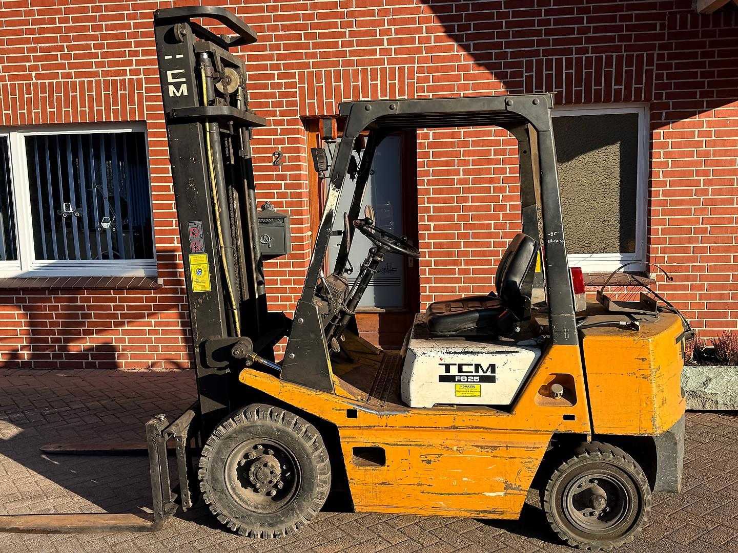 Used Forklift TCM FG 25 4 ratų šakinis krautuvas (Image 1) Used Forklift TCM FG 25 4 ratų šakinis krautuvas (Image 1)