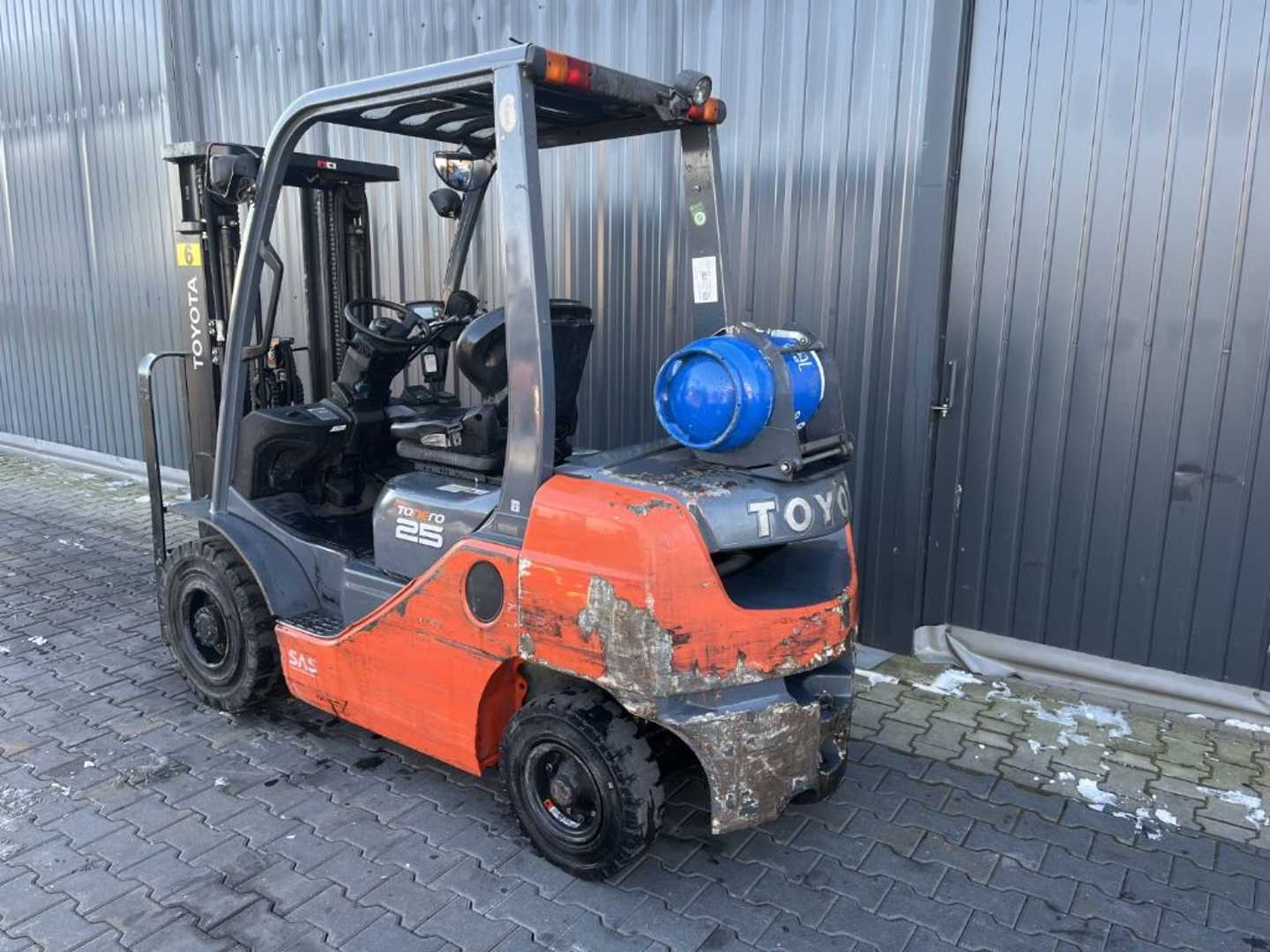 Used Forklift Toyota 8FGF25 4 ratų šakinis krautuvas (Image 3) Used Forklift Toyota 8FGF25 4 ratų šakinis krautuvas (Image 3)