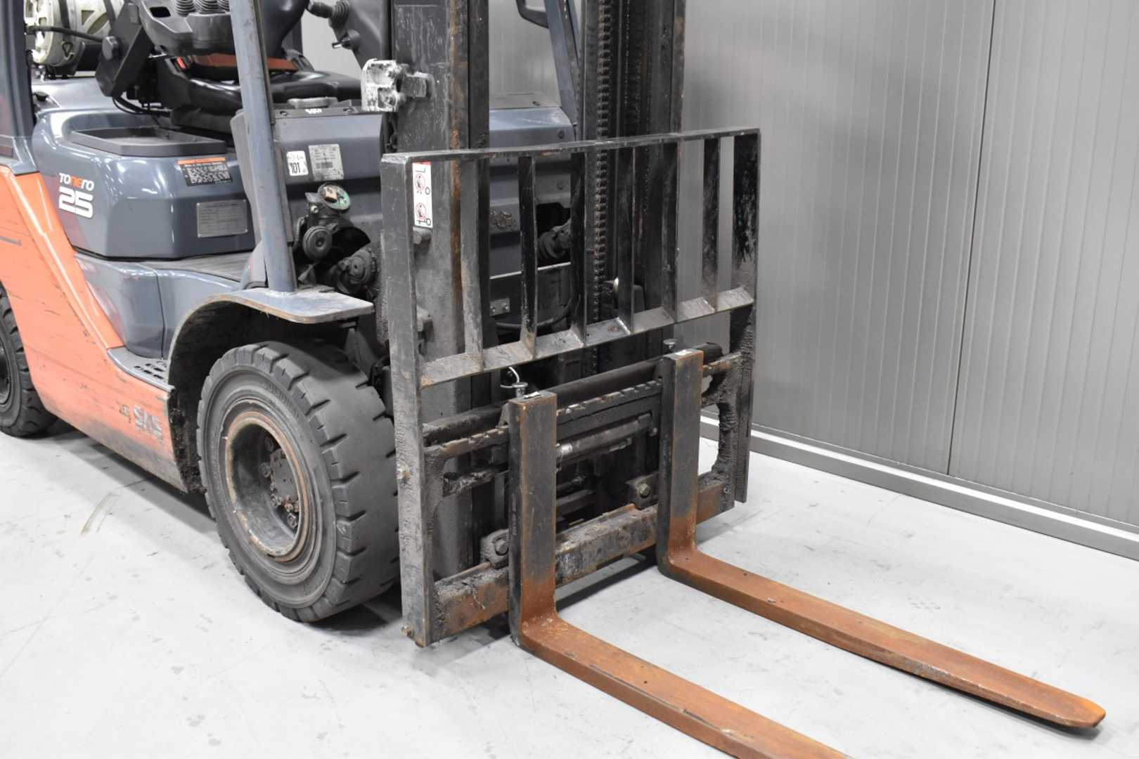 Used Forklift Toyota 02-8FGF25 /58298/ 4 ratų šakinis krautuvas (Image 6) Used Forklift Toyota 02-8FGF25 /58298/ 4 ratų šakinis krautuvas (Image 6)