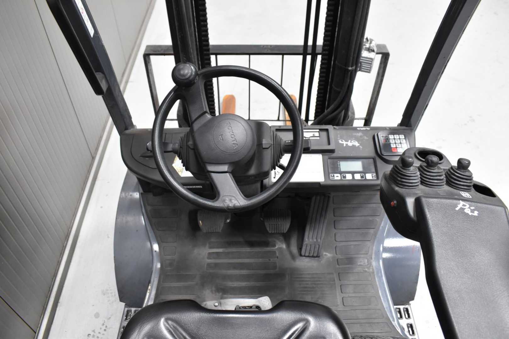 Used Forklift Toyota 02-8FGF25 /58298/ 4 ratų šakinis krautuvas (Image 7) Used Forklift Toyota 02-8FGF25 /58298/ 4 ratų šakinis krautuvas (Image 7)