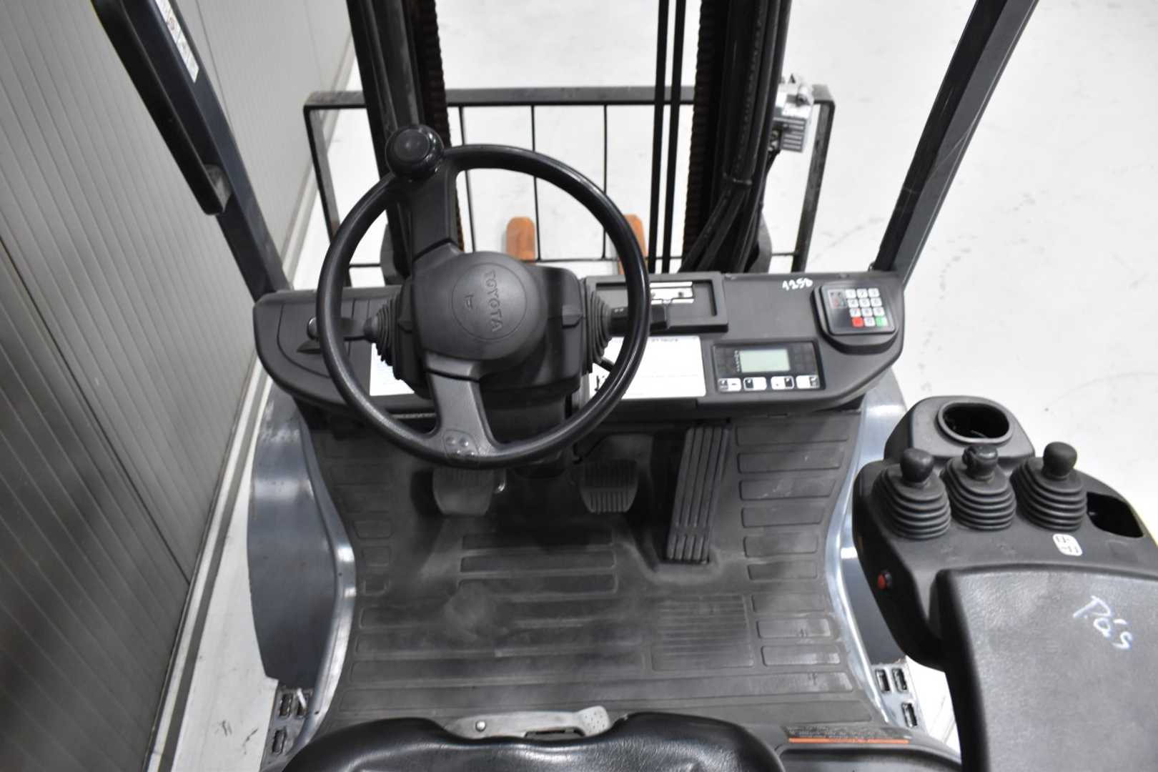 Used Forklift Toyota 02-8FGF25 /58301/ 4 ratų šakinis krautuvas (Image 7) Used Forklift Toyota 02-8FGF25 /58301/ 4 ratų šakinis krautuvas (Image 7)