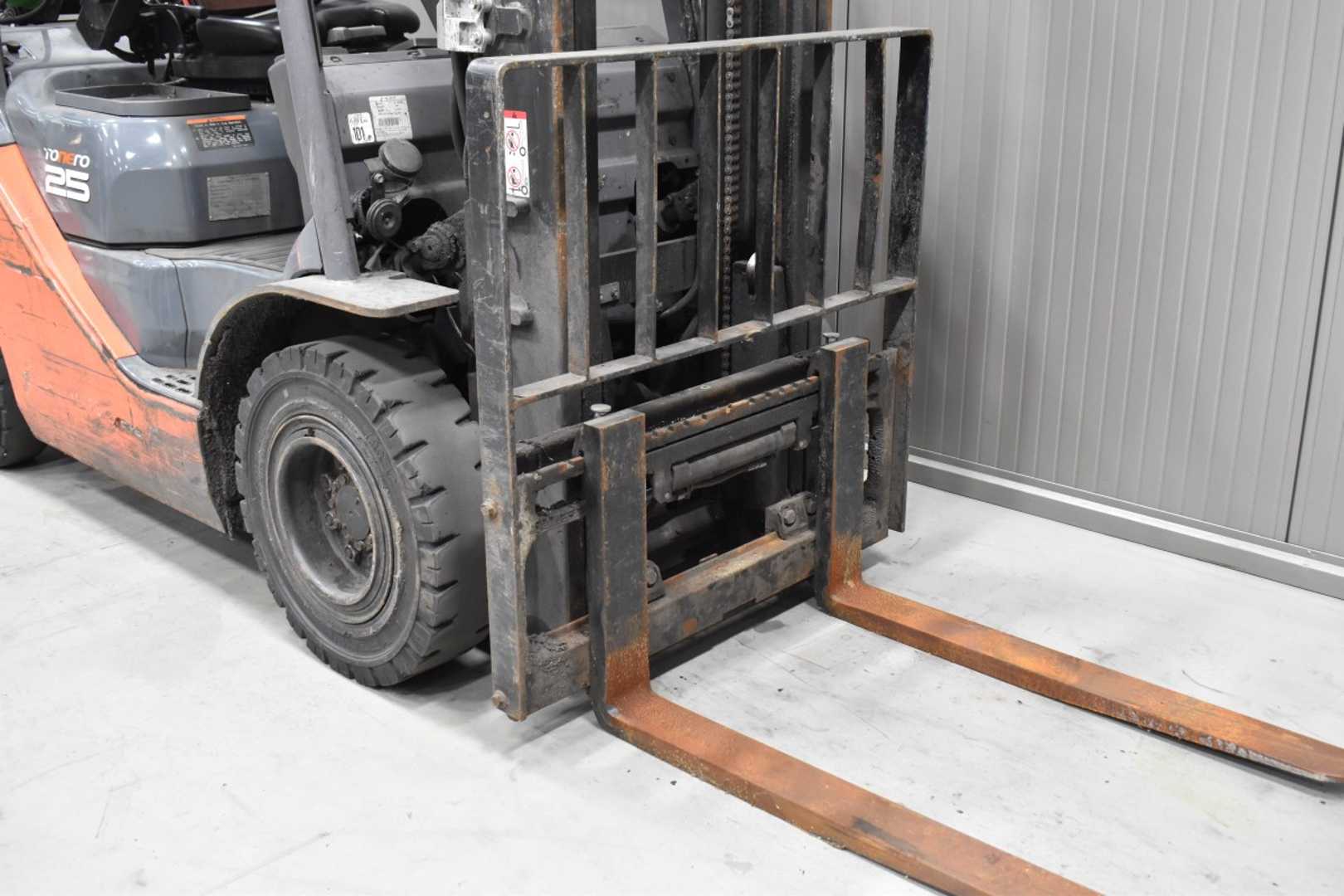Used Forklift Toyota 02-8FGF25 /58302/ 4 ratų šakinis krautuvas (Image 6) Used Forklift Toyota 02-8FGF25 /58302/ 4 ratų šakinis krautuvas (Image 6)