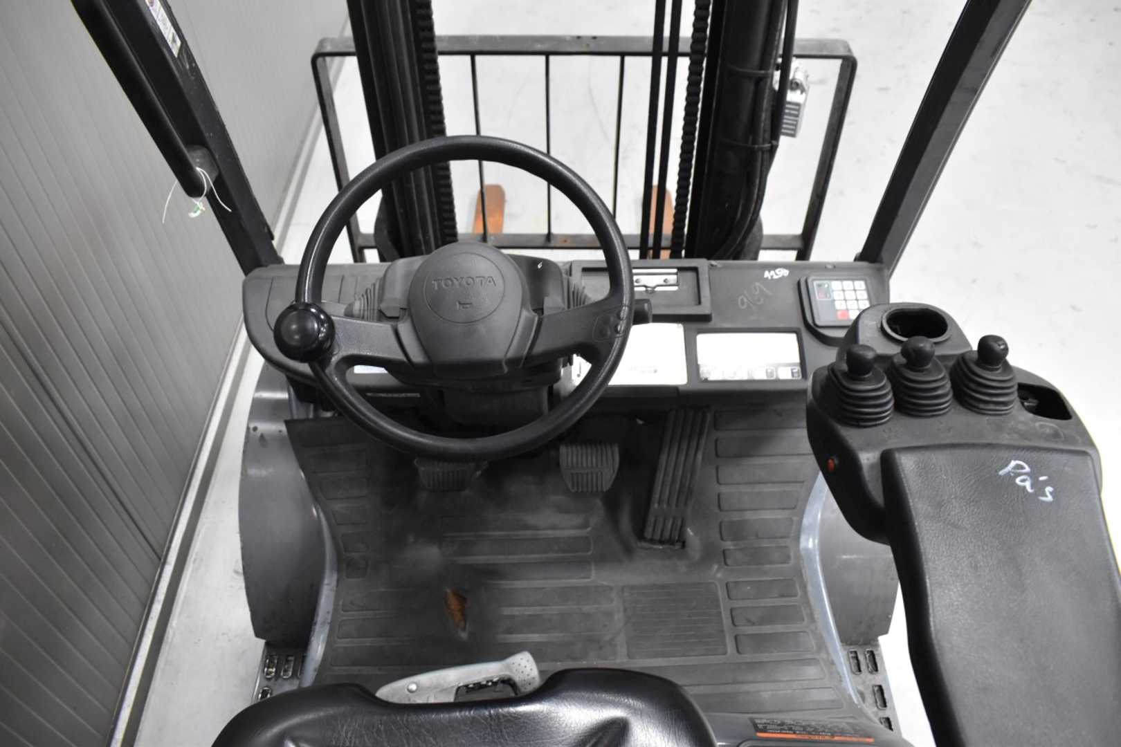 Used Forklift Toyota 02-8FGF25 /58302/ 4 ratų šakinis krautuvas (Image 7) Used Forklift Toyota 02-8FGF25 /58302/ 4 ratų šakinis krautuvas (Image 7)