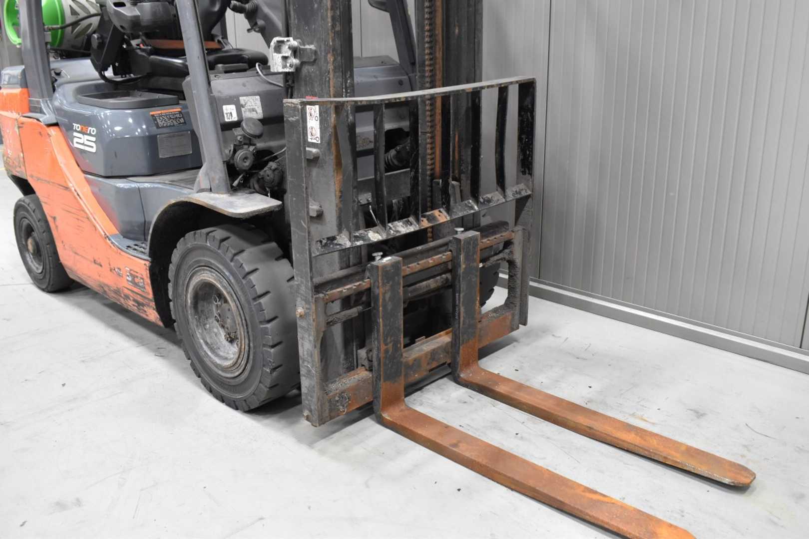 Used Forklift Toyota 02-8FGF25 /58303/ 4 ratų šakinis krautuvas (Image 6) Used Forklift Toyota 02-8FGF25 /58303/ 4 ratų šakinis krautuvas (Image 6)