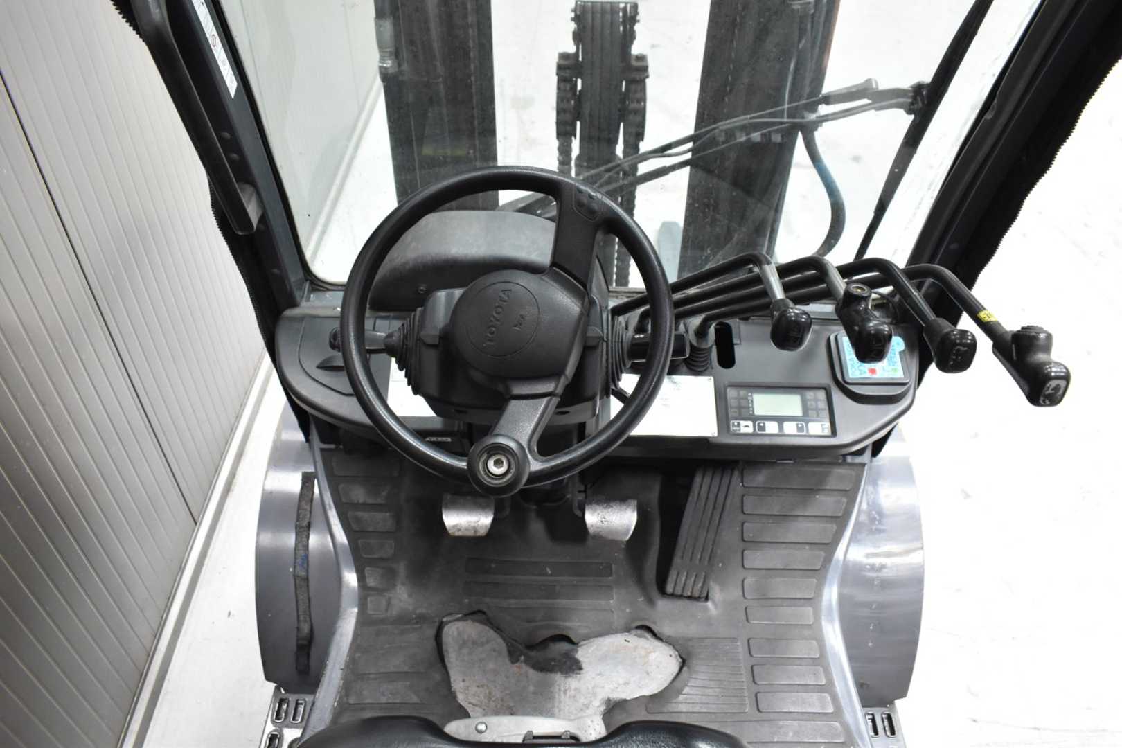Used Forklift Toyota 02-8FGF25 /58305/ 4 ratų šakinis krautuvas (Image 7) Used Forklift Toyota 02-8FGF25 /58305/ 4 ratų šakinis krautuvas (Image 7)