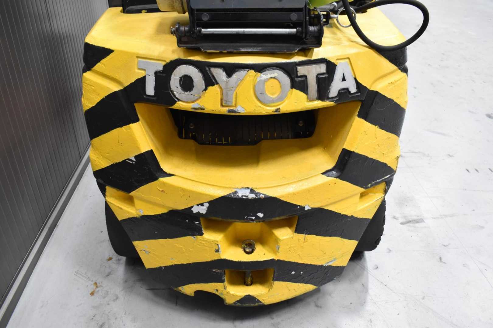 Used Forklift Toyota 02-8FGF25 /58305/ 4 ratų šakinis krautuvas (Image 9) Used Forklift Toyota 02-8FGF25 /58305/ 4 ratų šakinis krautuvas (Image 9)