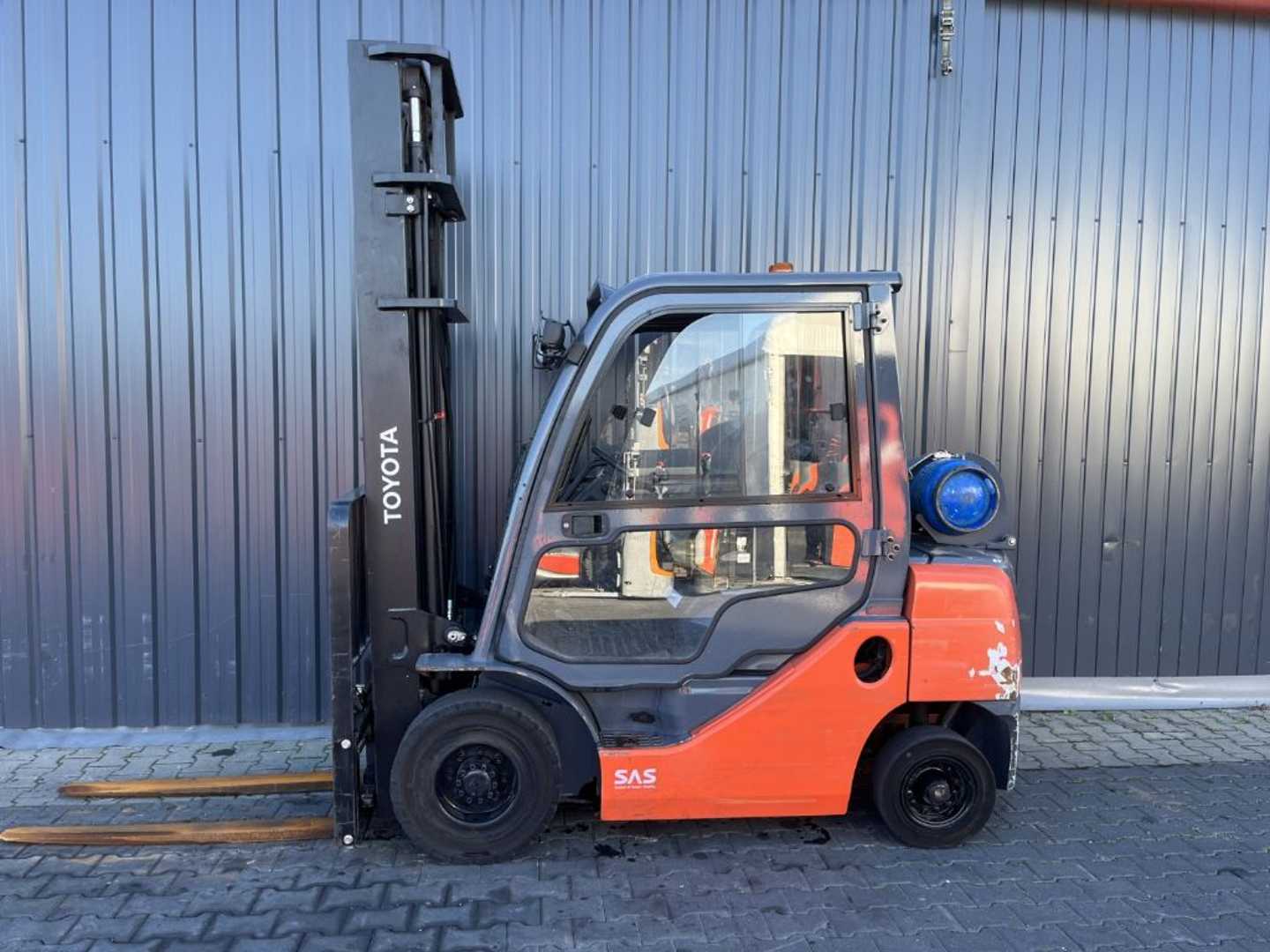 Used Forklift Toyota 8FGF25 4 ratų šakinis krautuvas (Image 2) Used Forklift Toyota 8FGF25 4 ratų šakinis krautuvas (Image 2)
