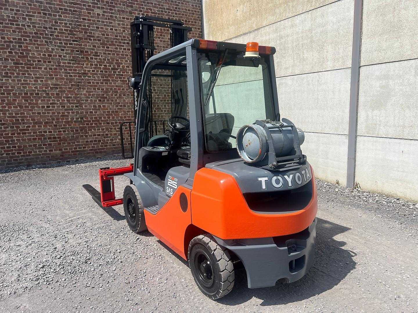 Used Forklift Toyota 02-8FGF25 4 ratų šakinis krautuvas (Image 4)