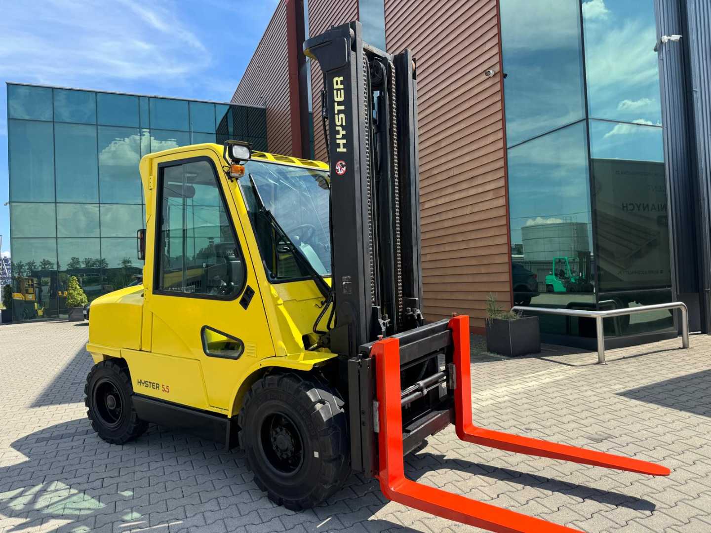 Used Forklift Hyster H 5.5XM Diesel / Full cabin / Only 6135 hours / Forks Positioner 4 ratų šakinis krautuvas (Image 1) Used Forklift Hyster H 5.5XM Diesel / Full cabin / Only 6135 hours / Forks Positioner 4 ratų šakinis krautuvas (Image 1)