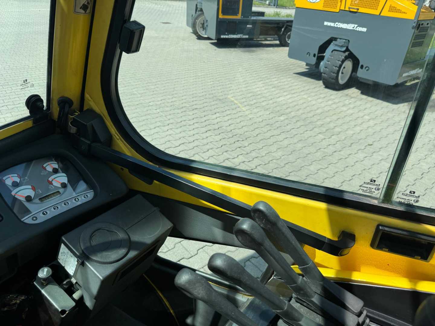 Used Forklift Hyster H 5.5XM Diesel / Full cabin / Only 6135 hours / Forks Positioner 4 ratų šakinis krautuvas (Image 9) Used Forklift Hyster H 5.5XM Diesel / Full cabin / Only 6135 hours / Forks Positioner 4 ratų šakinis krautuvas (Image 9)