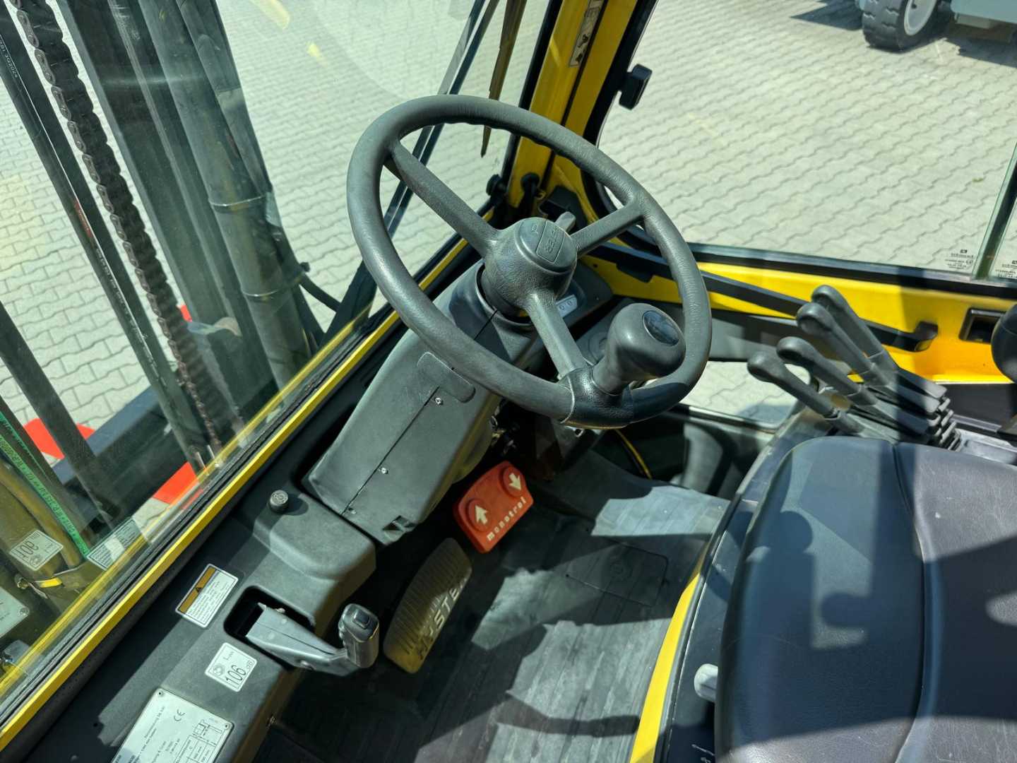 Used Forklift Hyster H 5.5XM Diesel / Full cabin / Only 6135 hours / Forks Positioner 4 ratų šakinis krautuvas (Image 12) Used Forklift Hyster H 5.5XM Diesel / Full cabin / Only 6135 hours / Forks Positioner 4 ratų šakinis krautuvas (Image 12)
