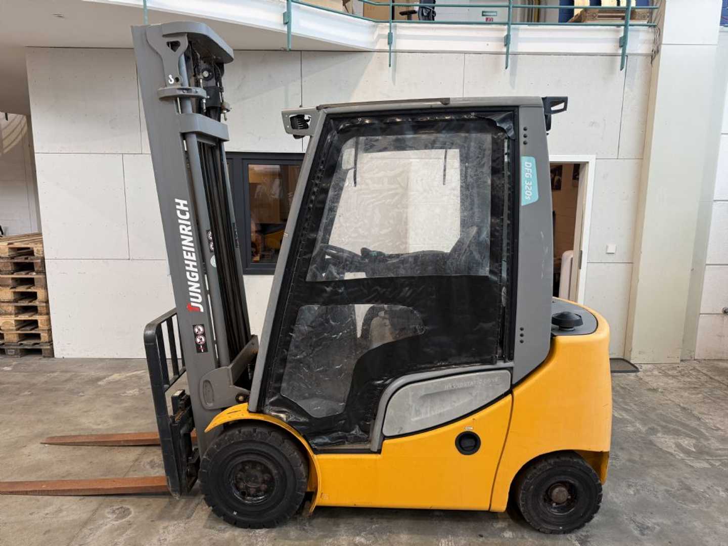 Used Forklift Jungheinrich DFG 320 S / Halbkabine / 878 Std. 4 ratų šakinis krautuvas (Image 1) Used Forklift Jungheinrich DFG 320 S / Halbkabine / 878 Std. 4 ratų šakinis krautuvas (Image 1)
