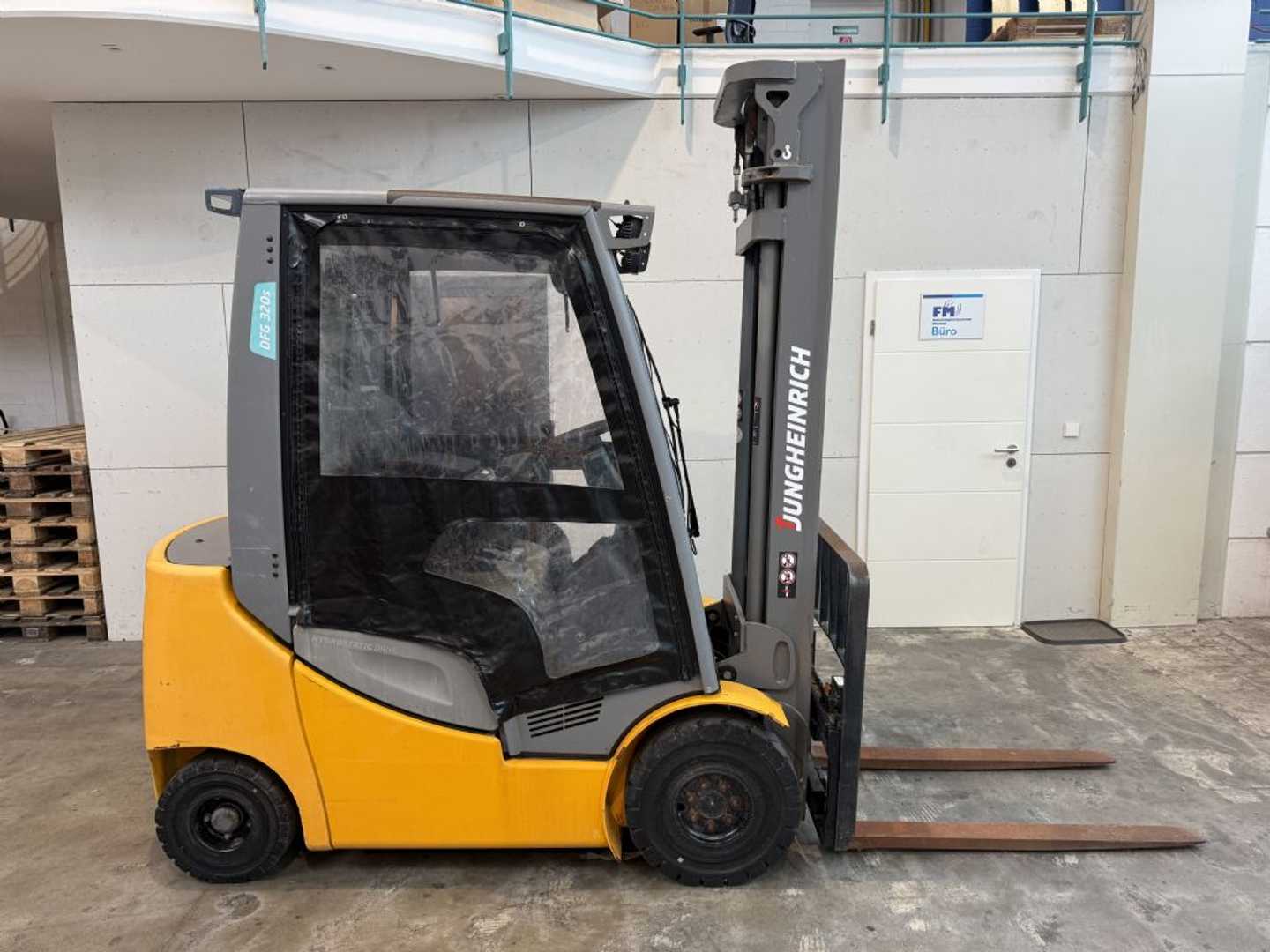 Used Forklift Jungheinrich DFG 320 S / Halbkabine / 878 Std. 4 ratų šakinis krautuvas (Image 2) Used Forklift Jungheinrich DFG 320 S / Halbkabine / 878 Std. 4 ratų šakinis krautuvas (Image 2)