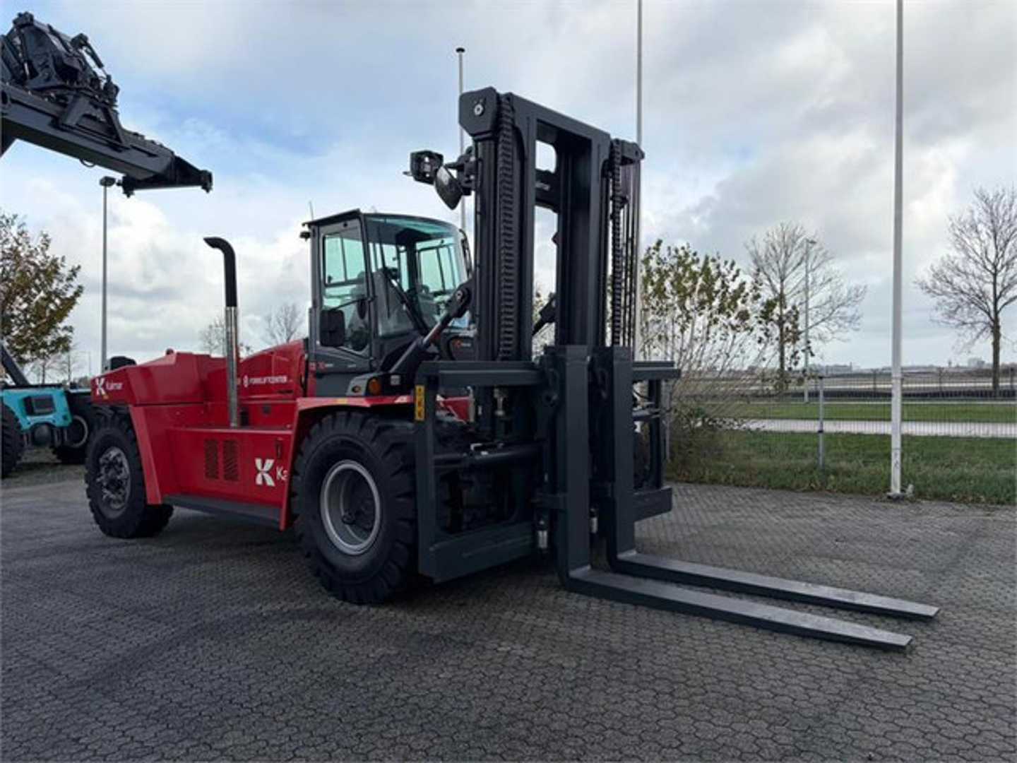 Used Forklift Kalmar DCG330-12 4 ratų šakinis krautuvas (Image 3) Used Forklift Kalmar DCG330-12 4 ratų šakinis krautuvas (Image 3)