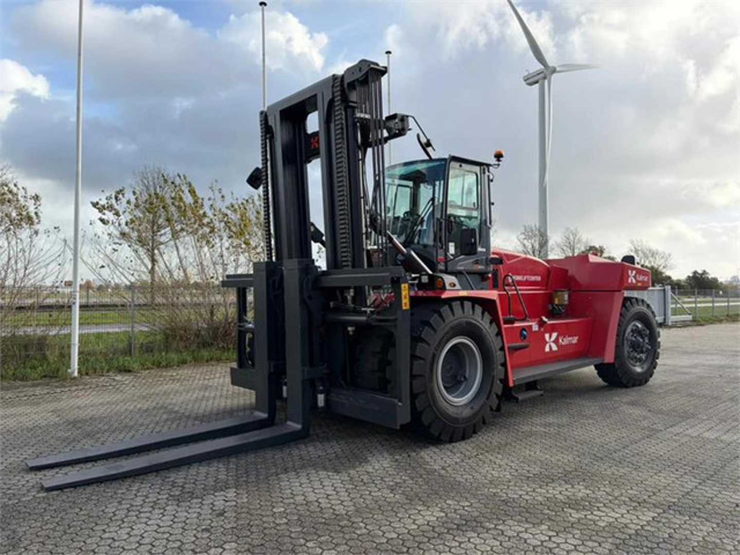 Used Forklift Kalmar DCG330-12 4 ratų šakinis krautuvas (Image 4) Used Forklift Kalmar DCG330-12 4 ratų šakinis krautuvas (Image 4)