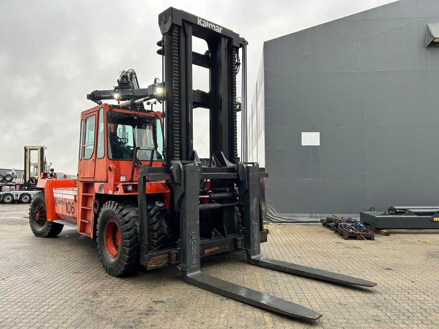 Used Forklift Kalmar DC42-1200 4 ratų šakinis krautuvas (Image 2) Used Forklift Kalmar DC42-1200 4 ratų šakinis krautuvas (Image 2)