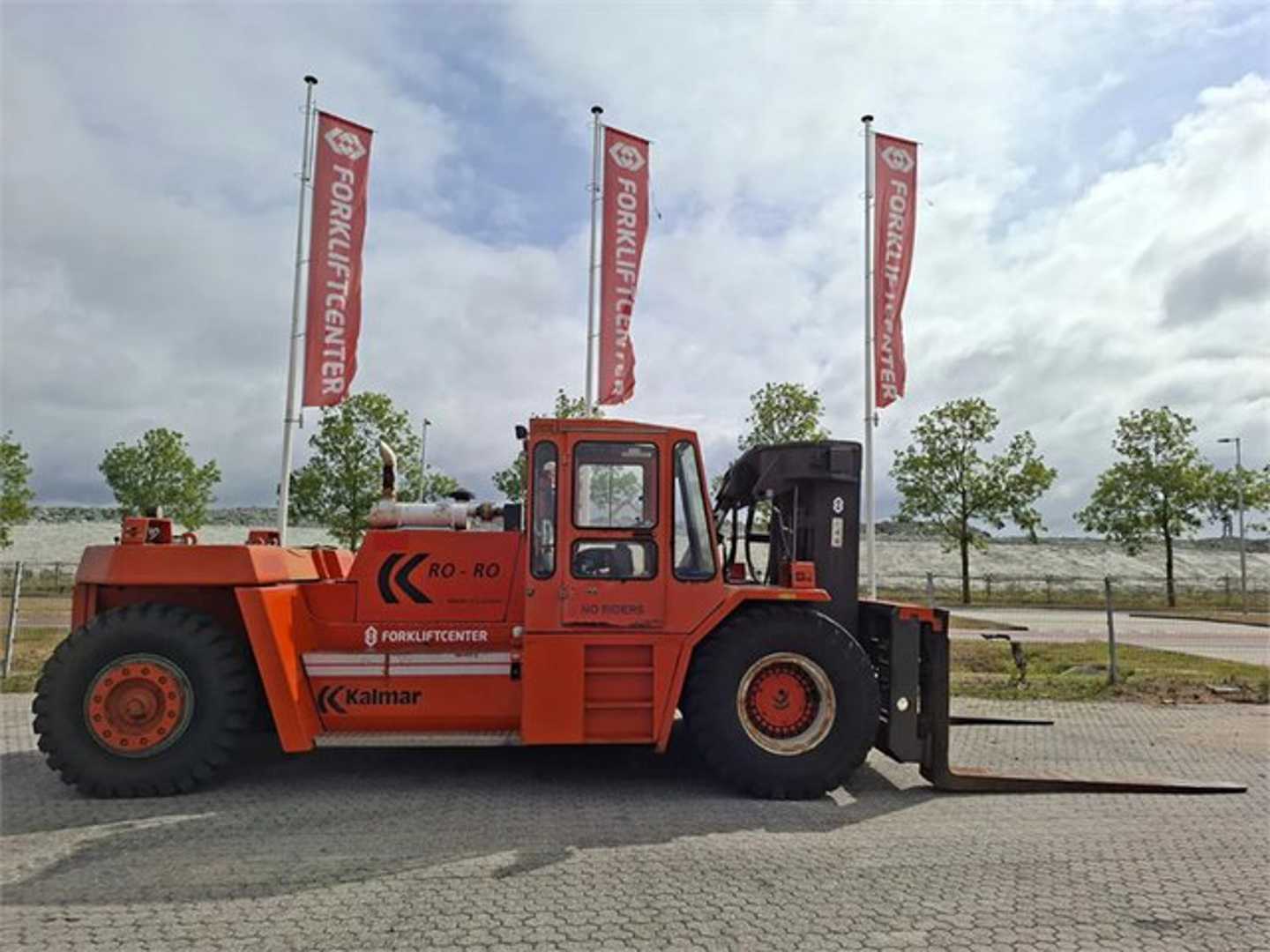 Used Forklift Kalmar DCB32 RoRo 4 ratų šakinis krautuvas (Image 1) Used Forklift Kalmar DCB32 RoRo 4 ratų šakinis krautuvas (Image 1)