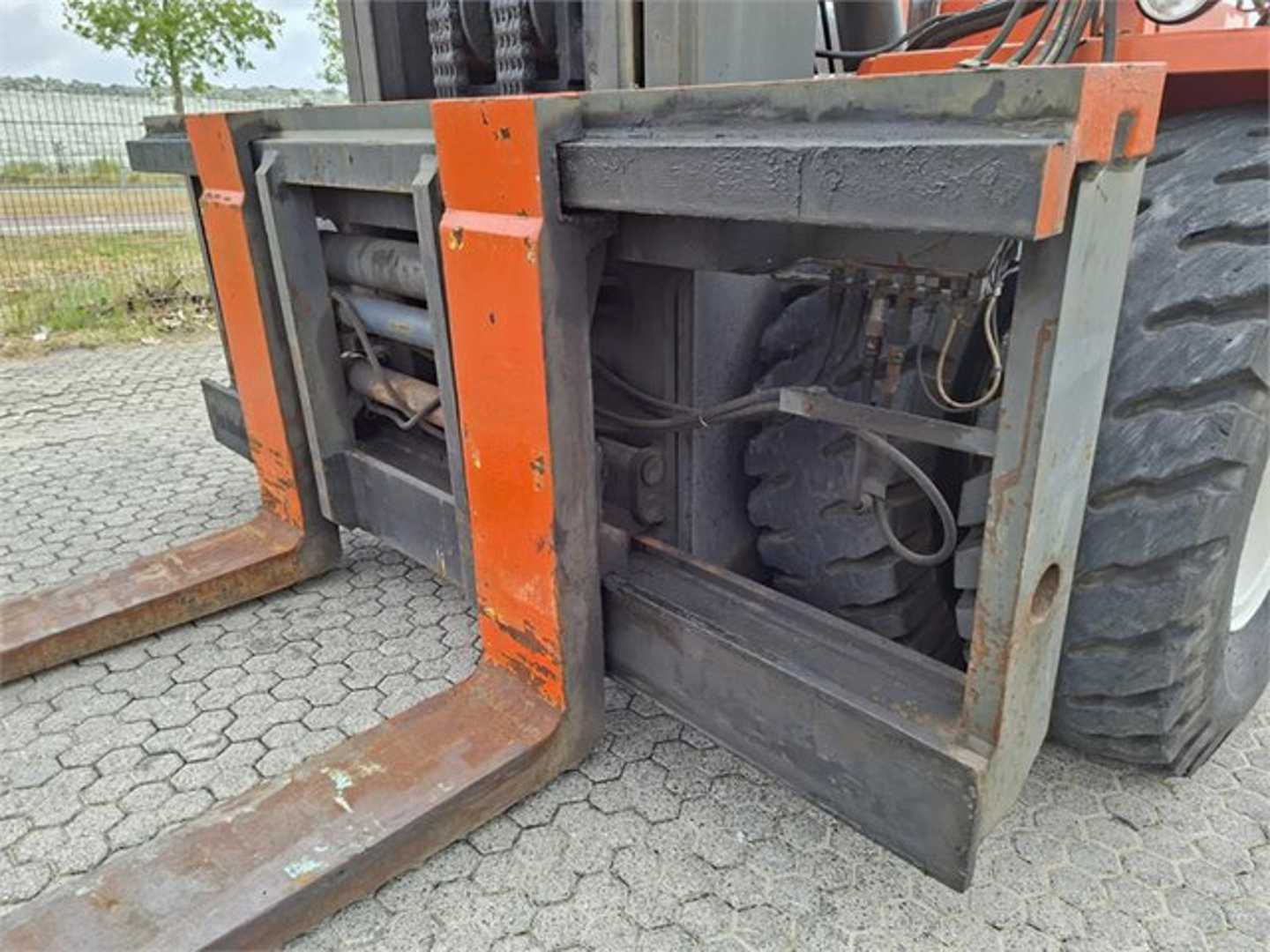Used Forklift Kalmar DCB32 RoRo 4 ratų šakinis krautuvas (Image 9) Used Forklift Kalmar DCB32 RoRo 4 ratų šakinis krautuvas (Image 9)