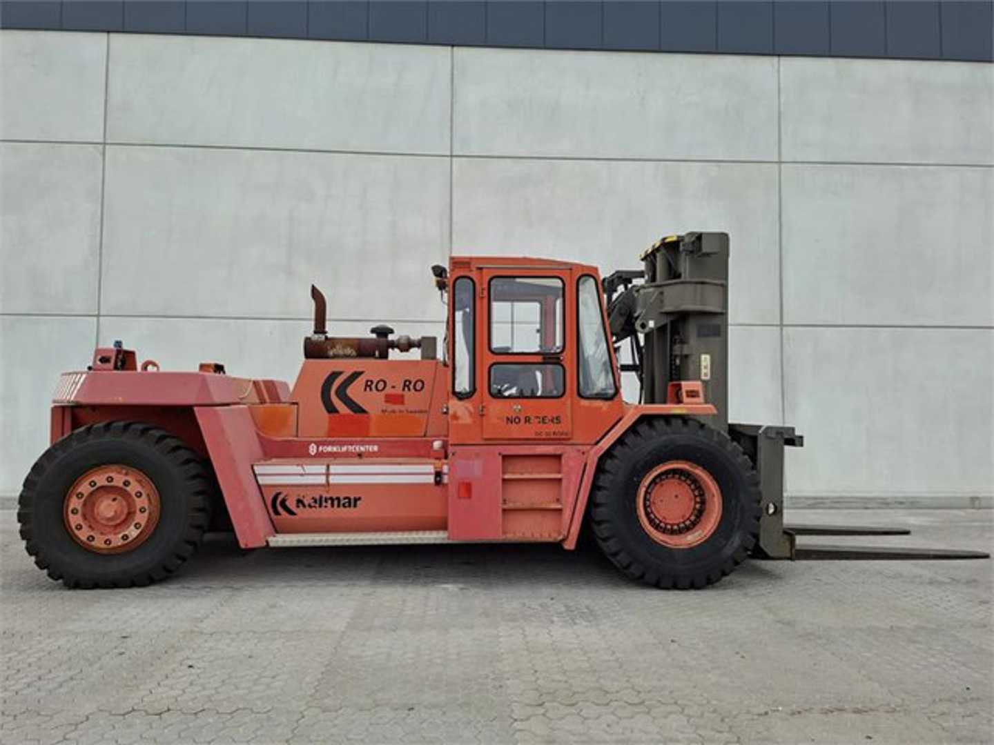 Used Forklift Kalmar DCB32 RoRo 4 ratų šakinis krautuvas (Image 1) Used Forklift Kalmar DCB32 RoRo 4 ratų šakinis krautuvas (Image 1)