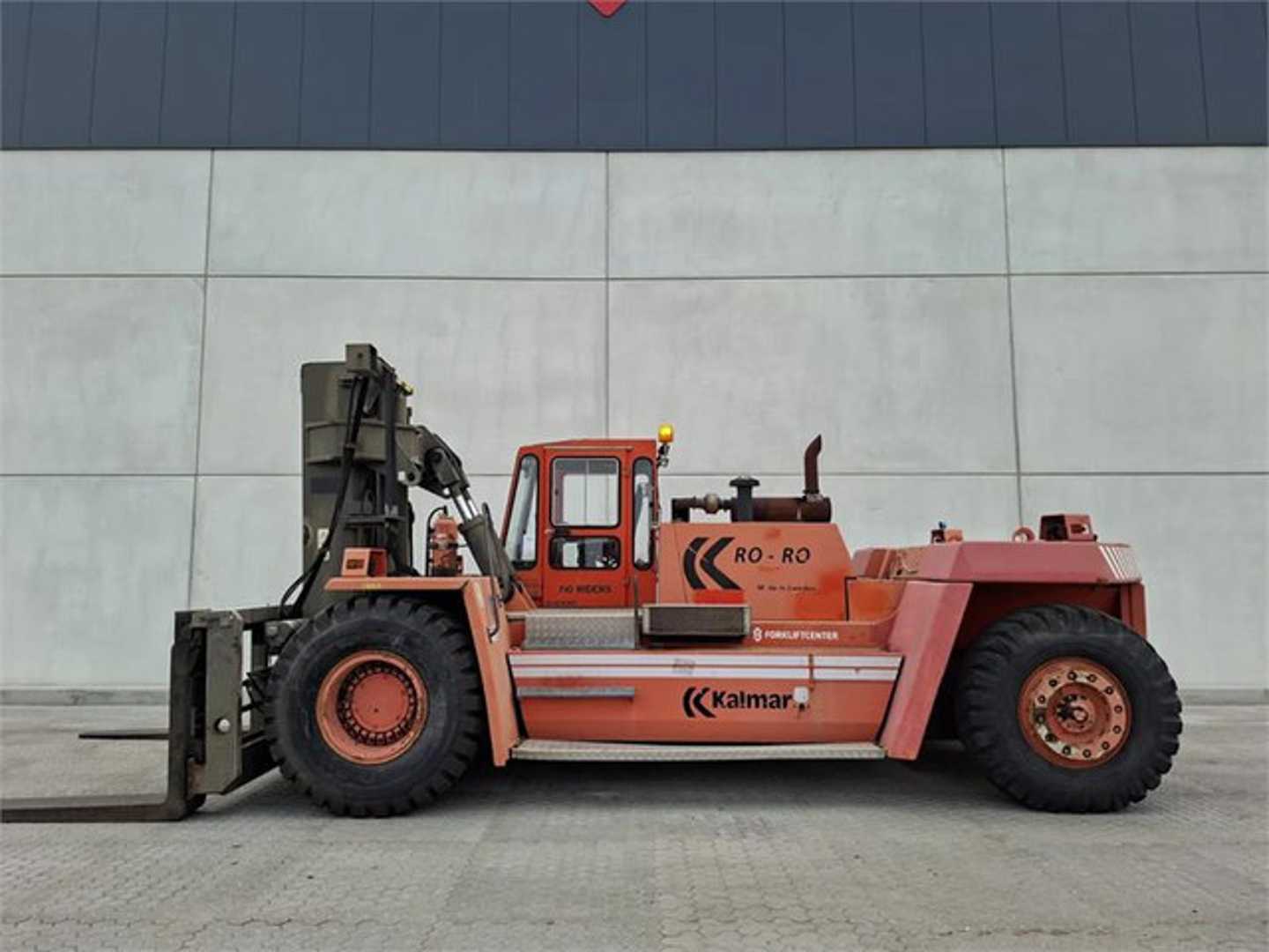 Used Forklift Kalmar DCB32 RoRo 4 ratų šakinis krautuvas (Image 2) Used Forklift Kalmar DCB32 RoRo 4 ratų šakinis krautuvas (Image 2)