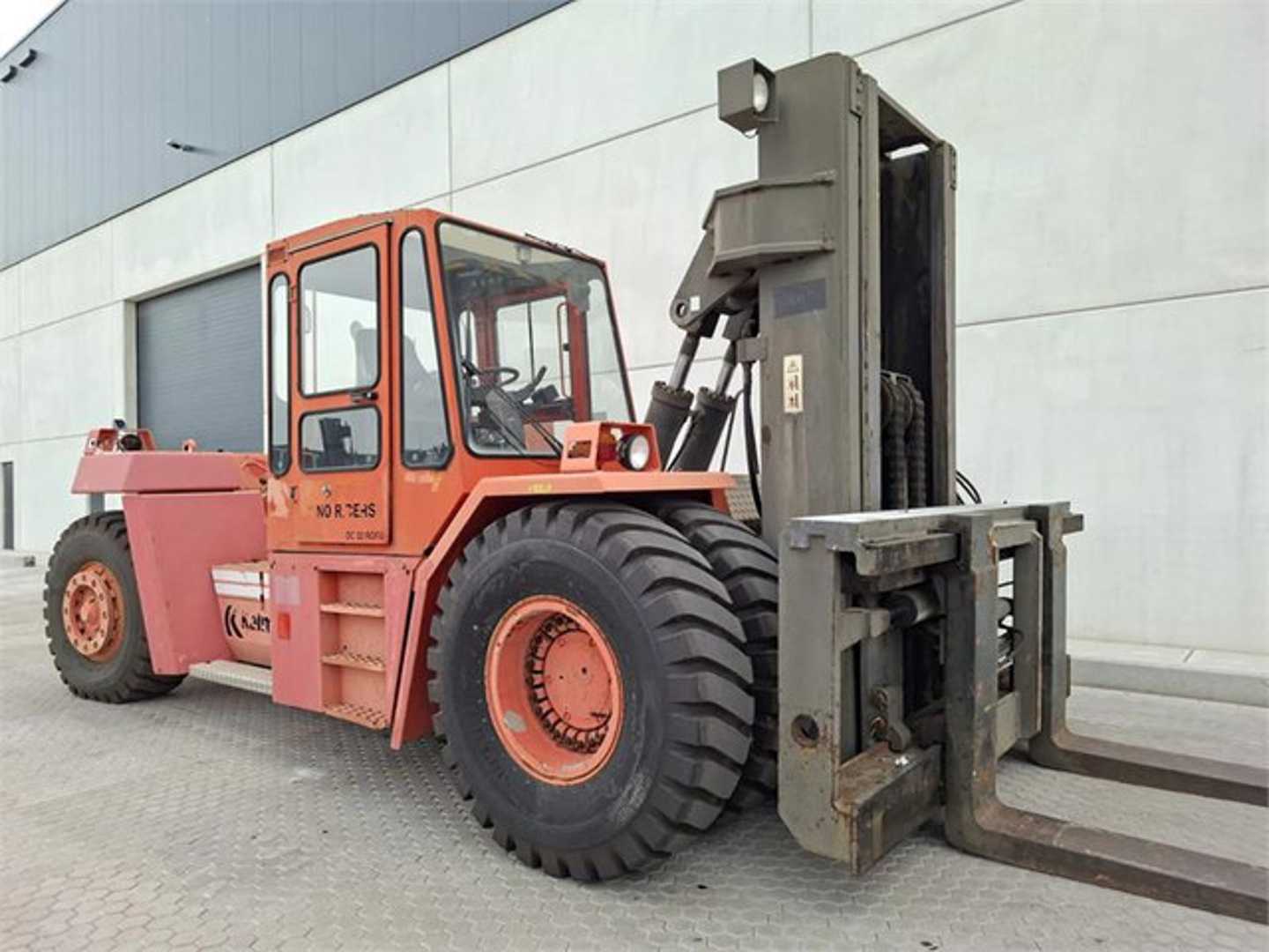 Used Forklift Kalmar DCB32 RoRo 4 ratų šakinis krautuvas (Image 3) Used Forklift Kalmar DCB32 RoRo 4 ratų šakinis krautuvas (Image 3)