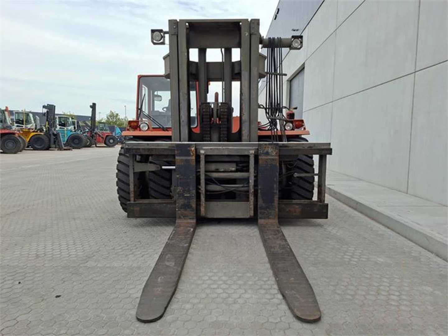 Used Forklift Kalmar DCB32 RoRo 4 ratų šakinis krautuvas (Image 5) Used Forklift Kalmar DCB32 RoRo 4 ratų šakinis krautuvas (Image 5)