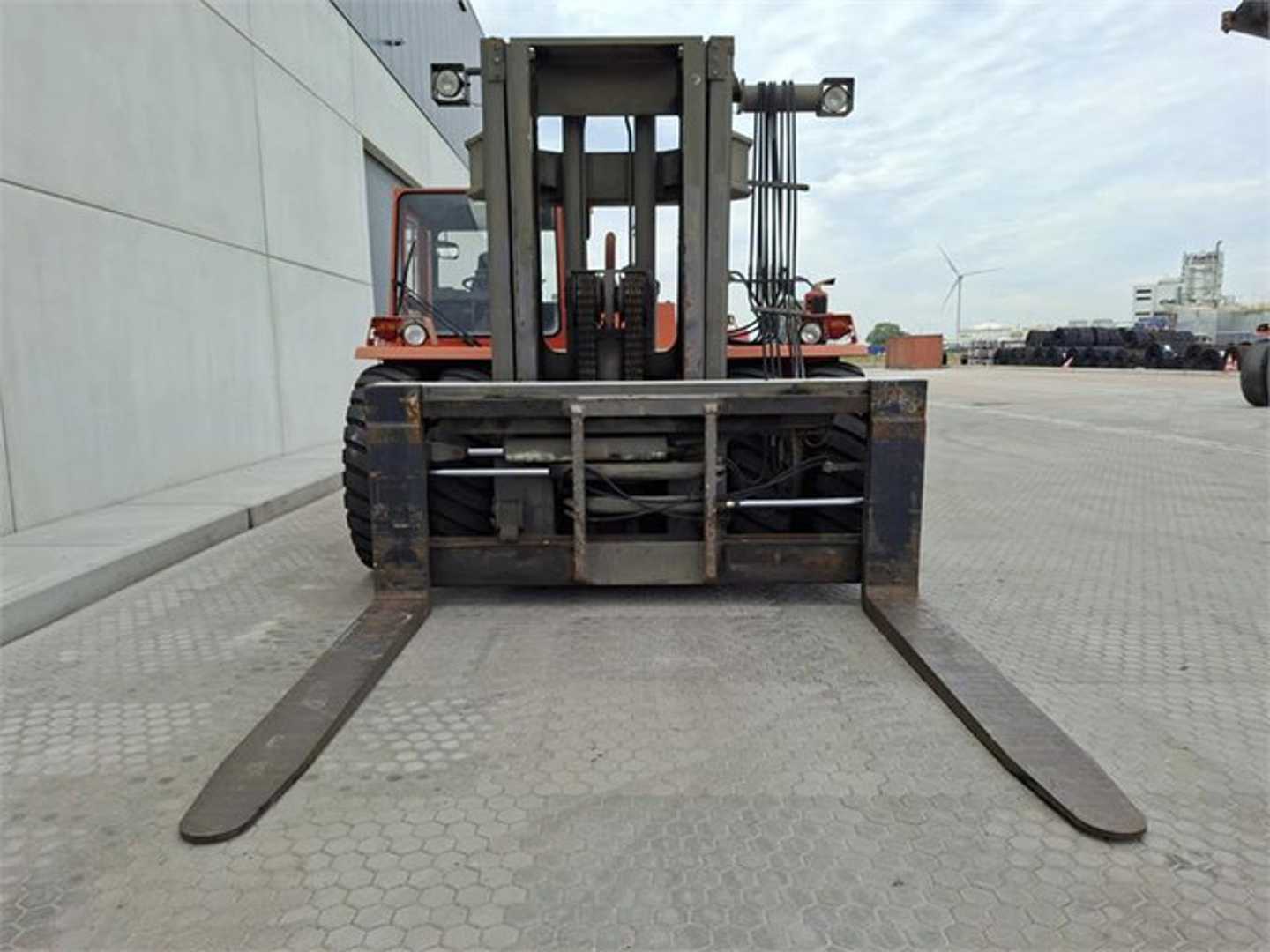 Used Forklift Kalmar DCB32 RoRo 4 ratų šakinis krautuvas (Image 6) Used Forklift Kalmar DCB32 RoRo 4 ratų šakinis krautuvas (Image 6)