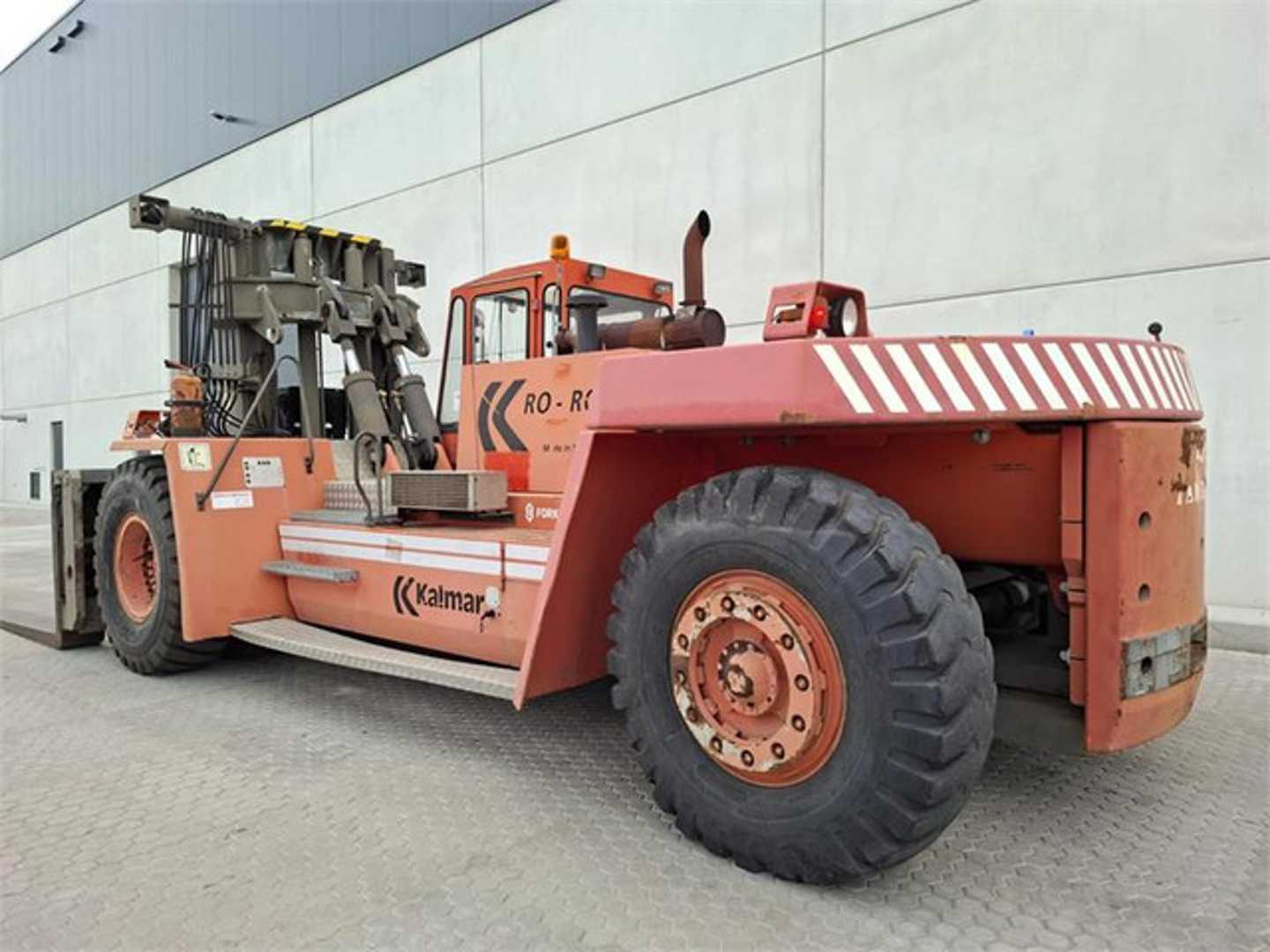 Used Forklift Kalmar DCB32 RoRo 4 ratų šakinis krautuvas (Image 8) Used Forklift Kalmar DCB32 RoRo 4 ratų šakinis krautuvas (Image 8)