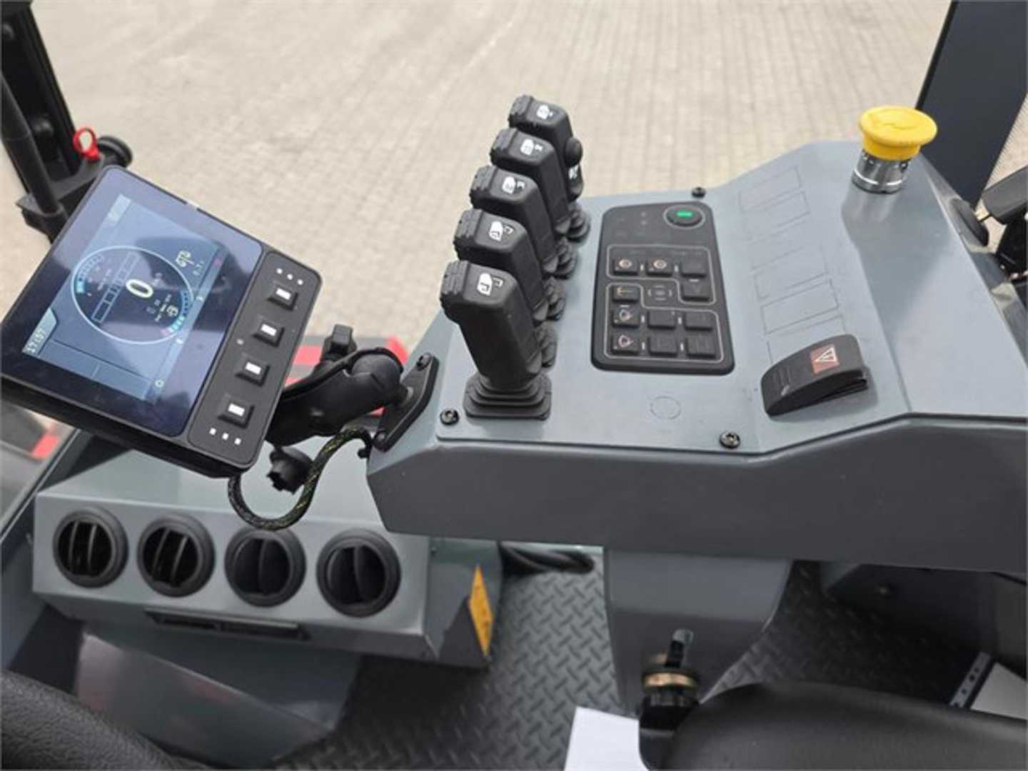 Used Forklift Kalmar DCG160-12T 4 ratų šakinis krautuvas (Image 7)