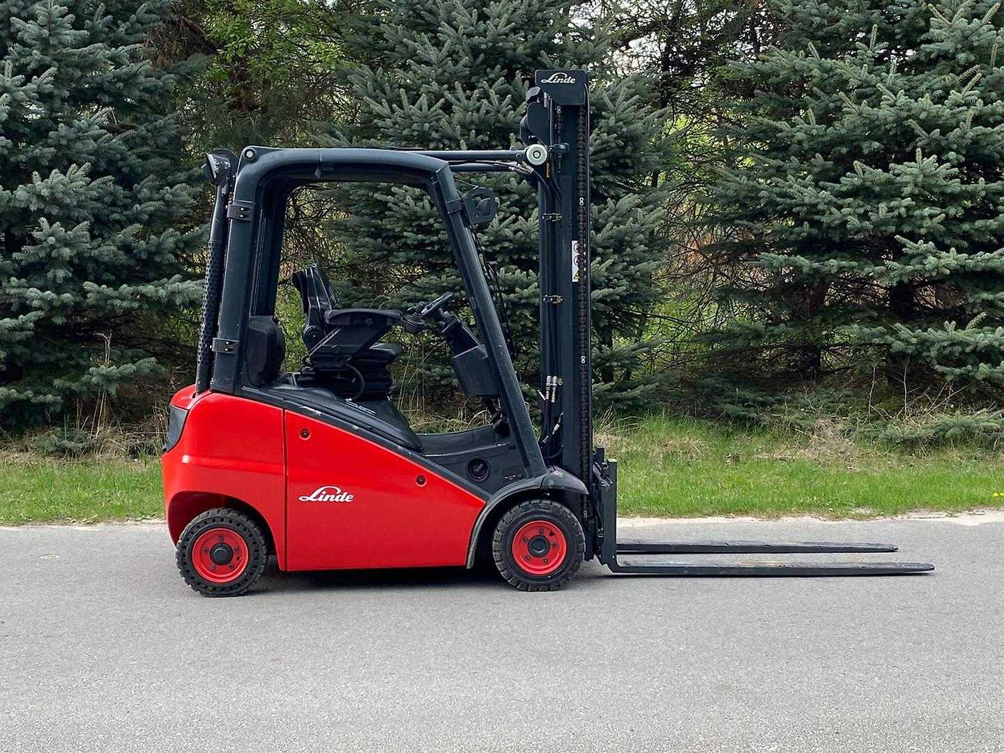 Used Forklift Linde H16D 4 ratų šakinis krautuvas (Image 2) Used Forklift Linde H16D 4 ratų šakinis krautuvas (Image 2)