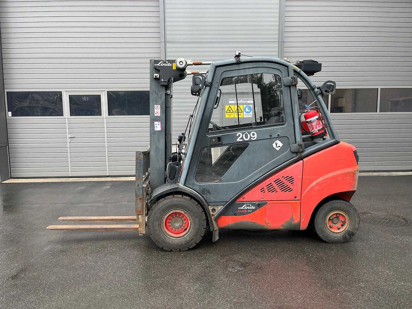 Used Forklift Linde H25D/600 4 ratų šakinis krautuvas (Image 2) Used Forklift Linde H25D/600 4 ratų šakinis krautuvas (Image 2)