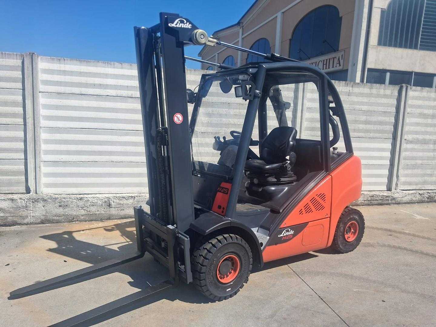 Used Forklift Linde H 25 4 ratų šakinis krautuvas (Image 1)