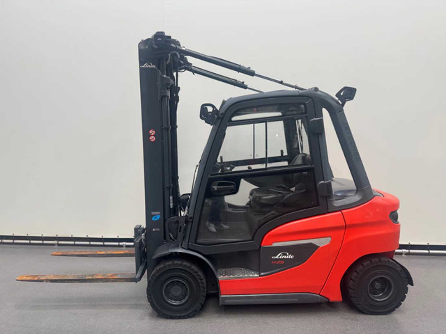 Used Forklift Linde H 25 D-01 4 ratų šakinis krautuvas (Image 2) Used Forklift Linde H 25 D-01 4 ratų šakinis krautuvas (Image 2)