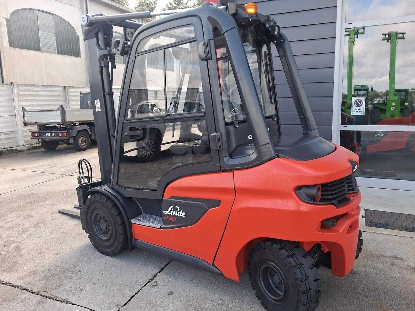 Used Forklift Linde H30 4 ratų šakinis krautuvas (Image 4) Used Forklift Linde H30 4 ratų šakinis krautuvas (Image 4)