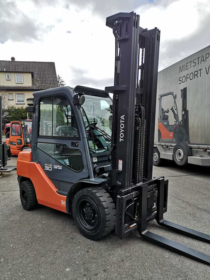 Used Forklift Toyota 02-8FDF30 4 ratų šakinis krautuvas (Image 15) Used Forklift Toyota 02-8FDF30 4 ratų šakinis krautuvas (Image 15)