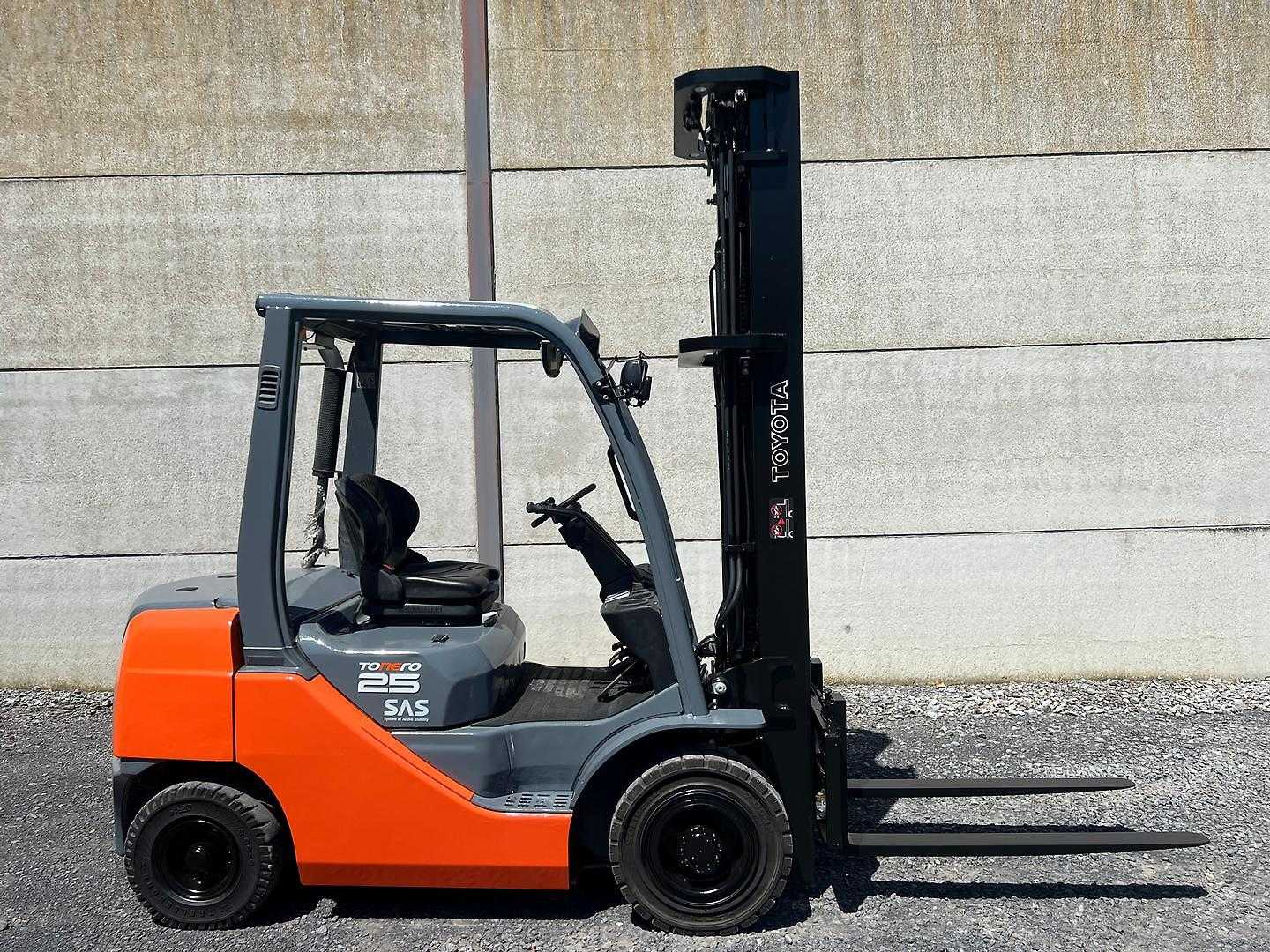 Used Forklift Toyota 02-8FDF25 4 ratų šakinis krautuvas (Image 2) Used Forklift Toyota 02-8FDF25 4 ratų šakinis krautuvas (Image 2)