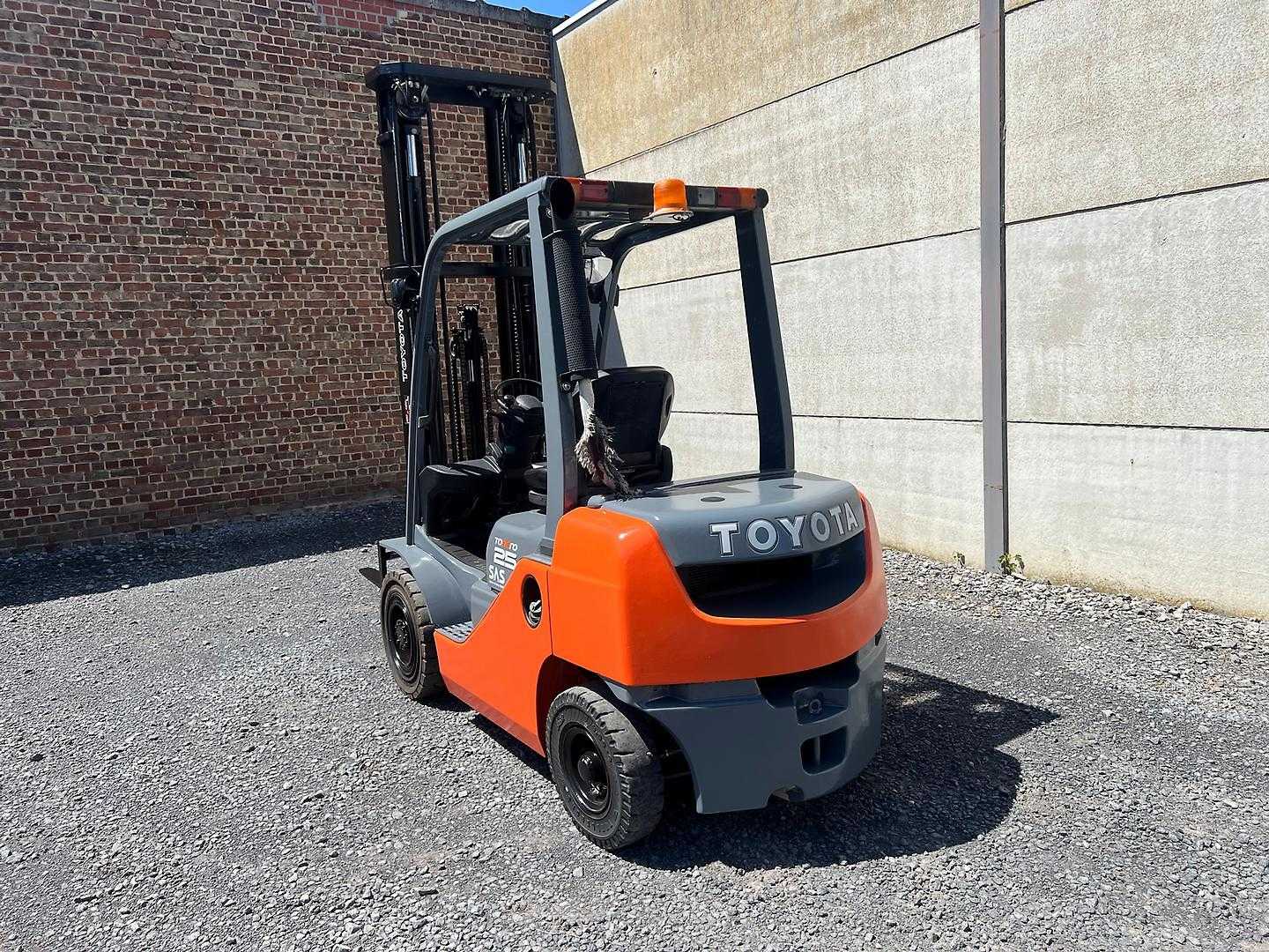 Used Forklift Toyota 02-8FDF25 4 ratų šakinis krautuvas (Image 4) Used Forklift Toyota 02-8FDF25 4 ratų šakinis krautuvas (Image 4)